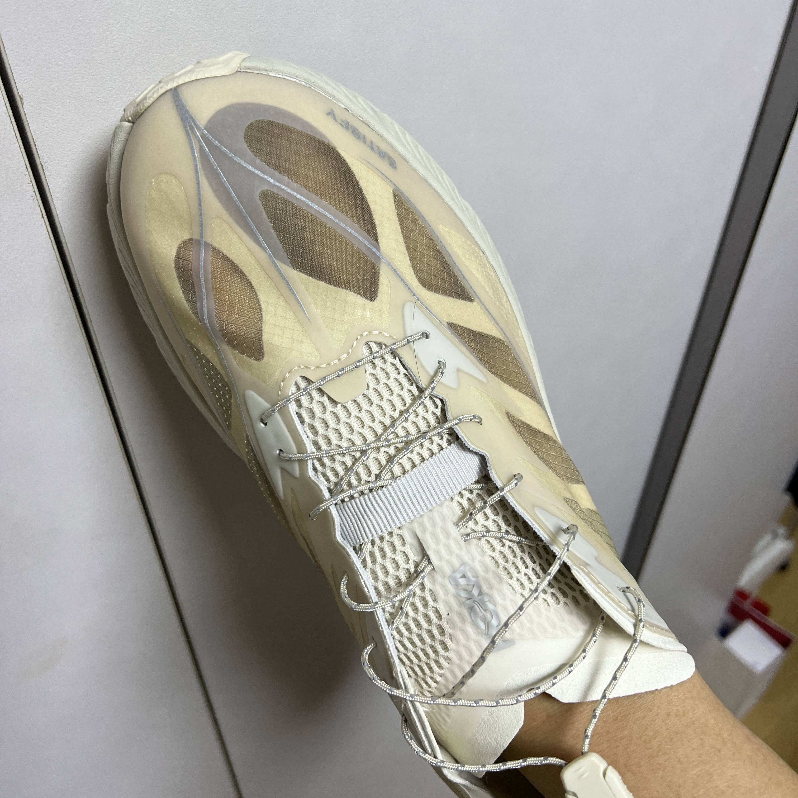 Hoka x Satisfy Mafate Speed 4 Lite Bone 착용 스타일 - 1