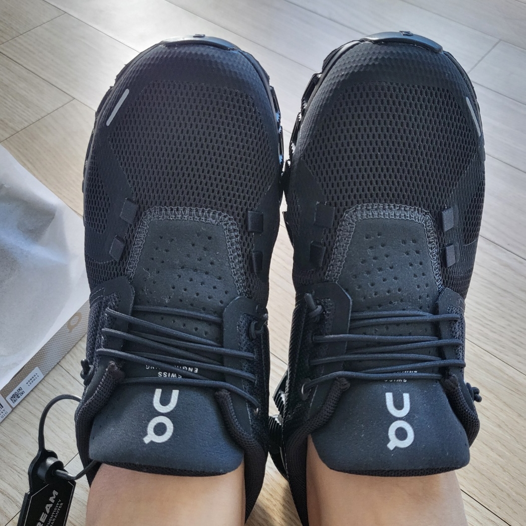 (W) On Running Cloud 5 All Black 착용 스타일