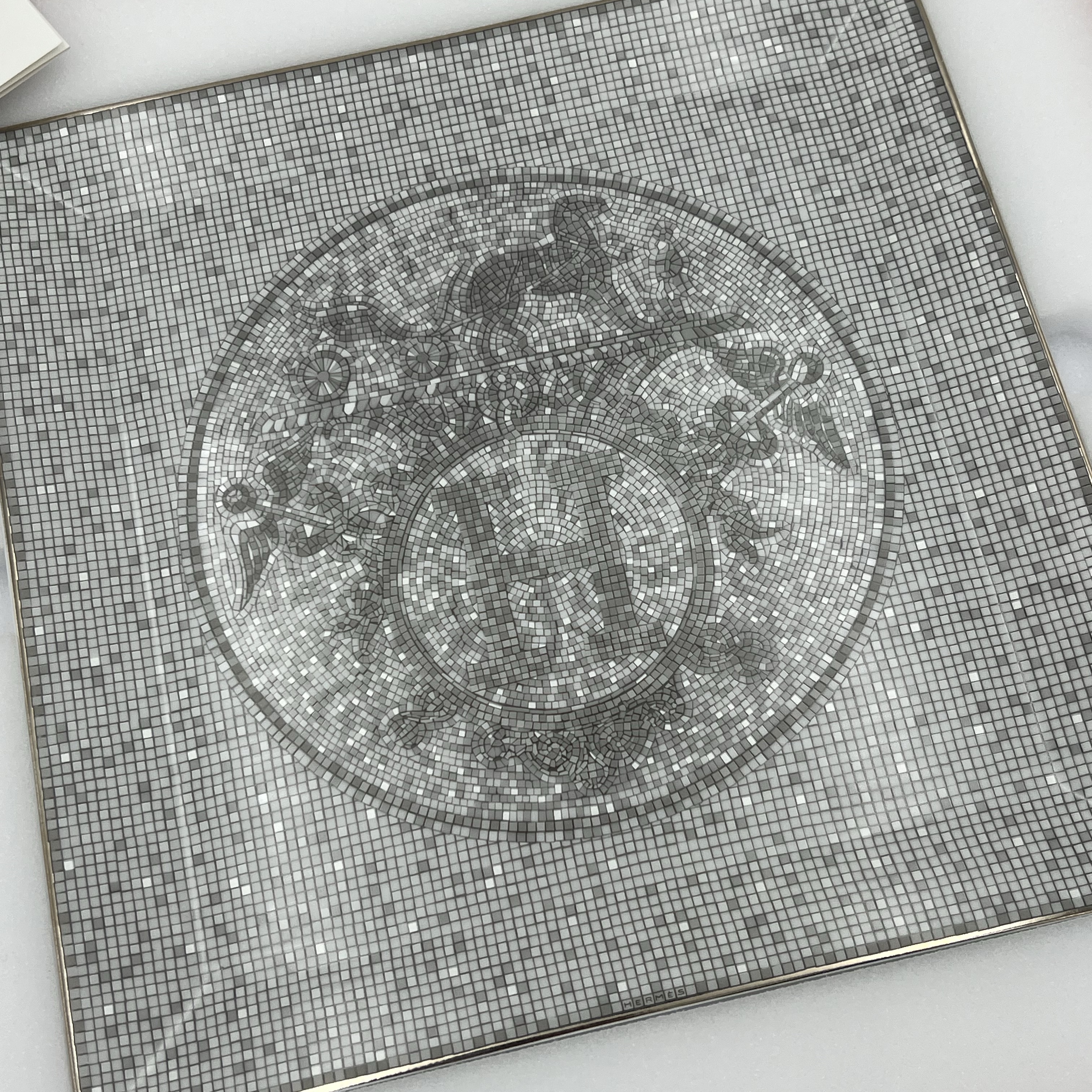 Hermes Mosaique Au 24 Square Plate No.5 Platinum 착용 스타일
