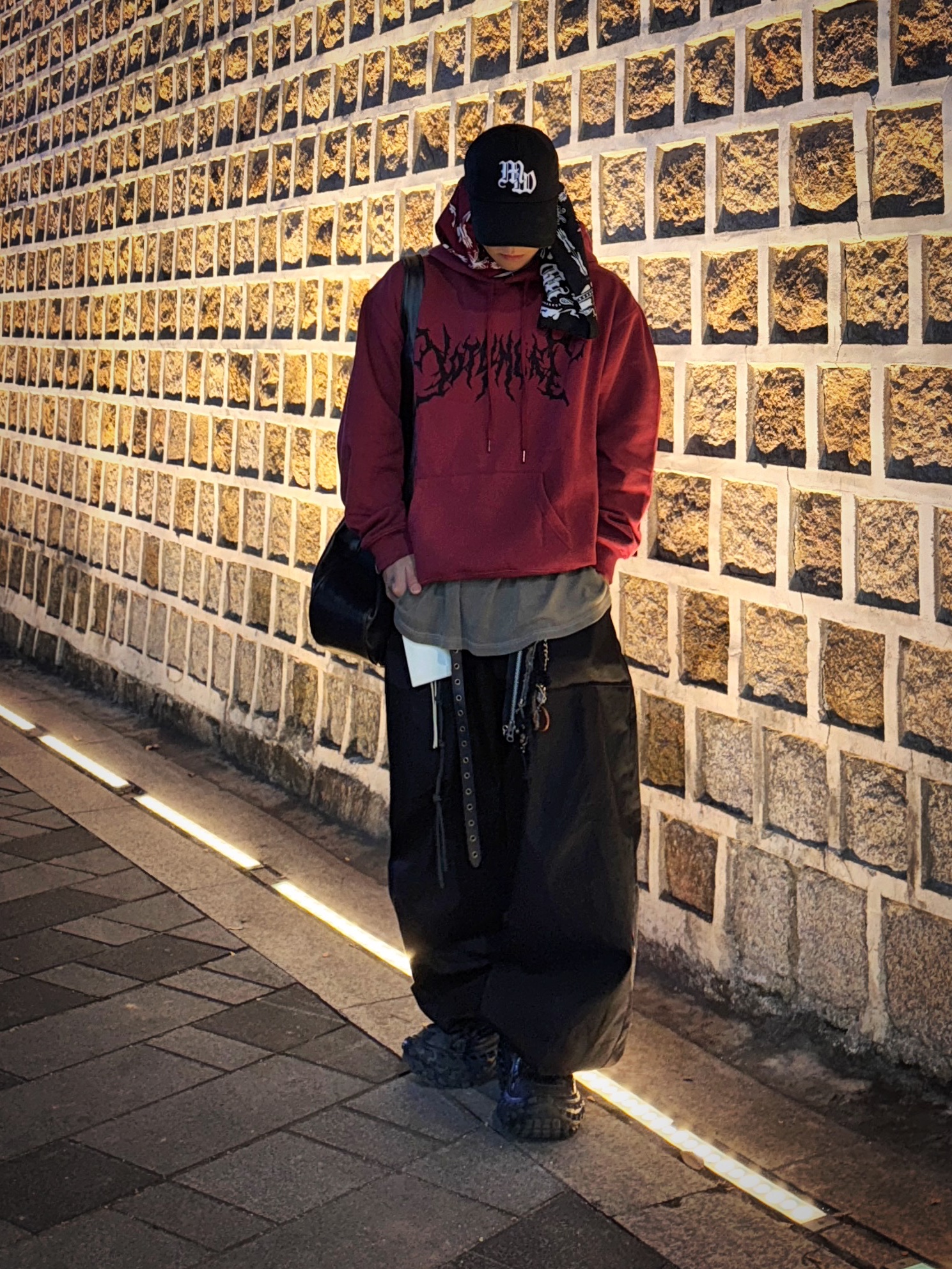 Balenciaga Defender Sneakers Black, Project G/R Mega Buckle Hobo Bag Black 착용 스타일 - 2