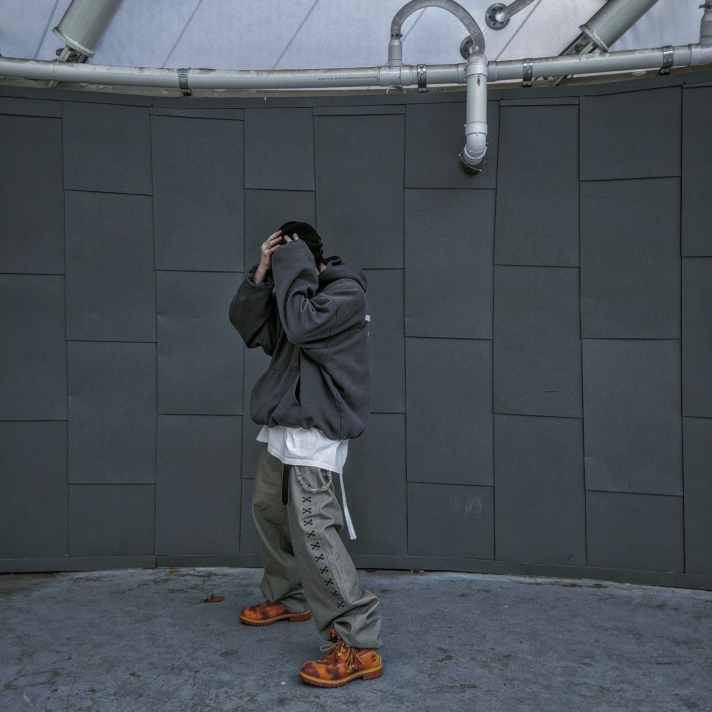 Yeezy Gap Engineered By Balenciaga Dove Hoodie Black, Stussy x Martine Rose Stand Firm Pigment Dyed T-Shirt Natural 착용 스타일