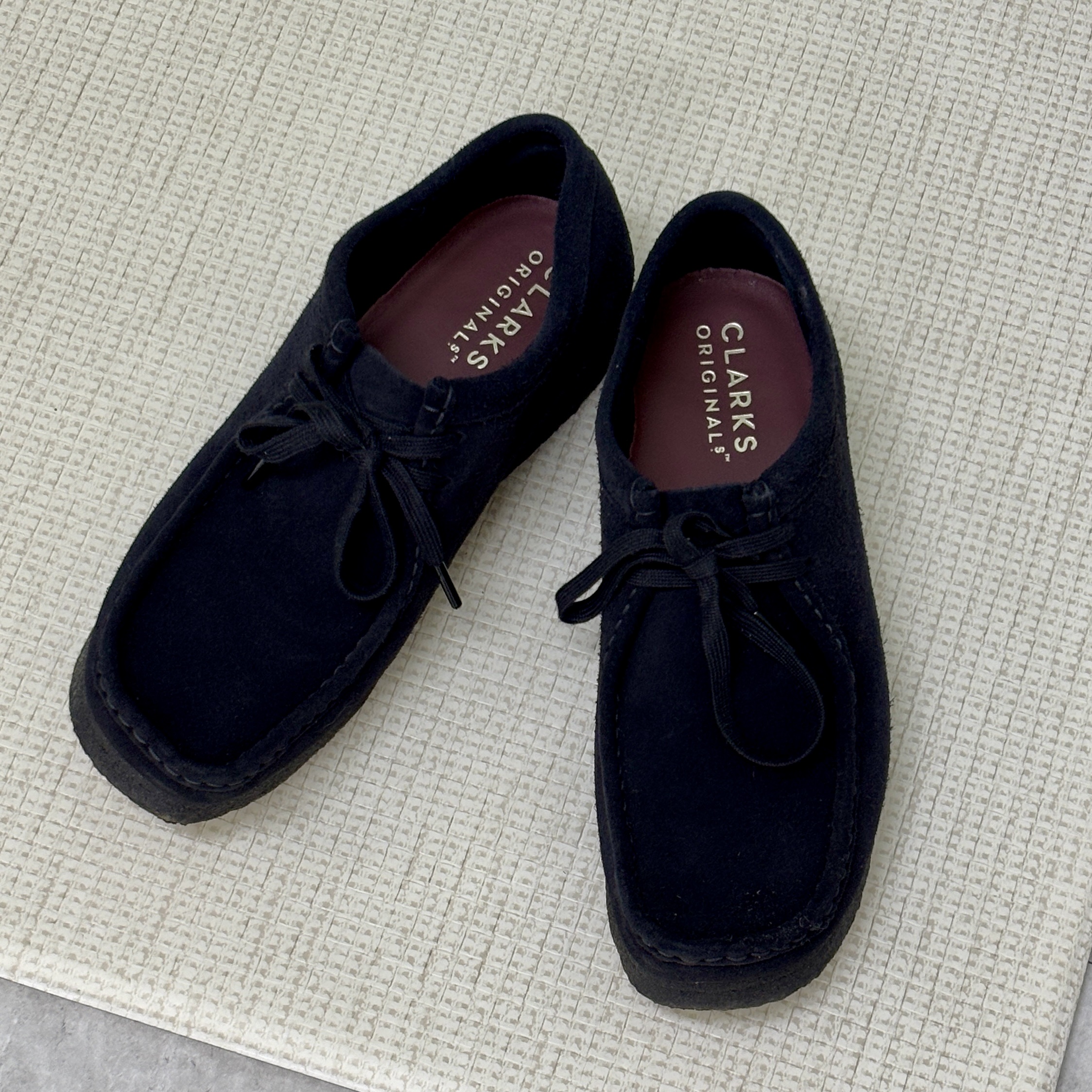 Clarks Wallabee Black Suede, Nike NRG Solo Swoosh Fleece Pants Black White - Asia 착용 스타일 - 4