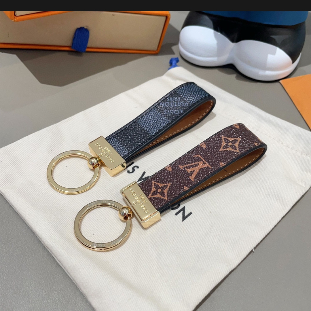 Louis Vuitton Dragonne Key Holder Monogram 착용 스타일