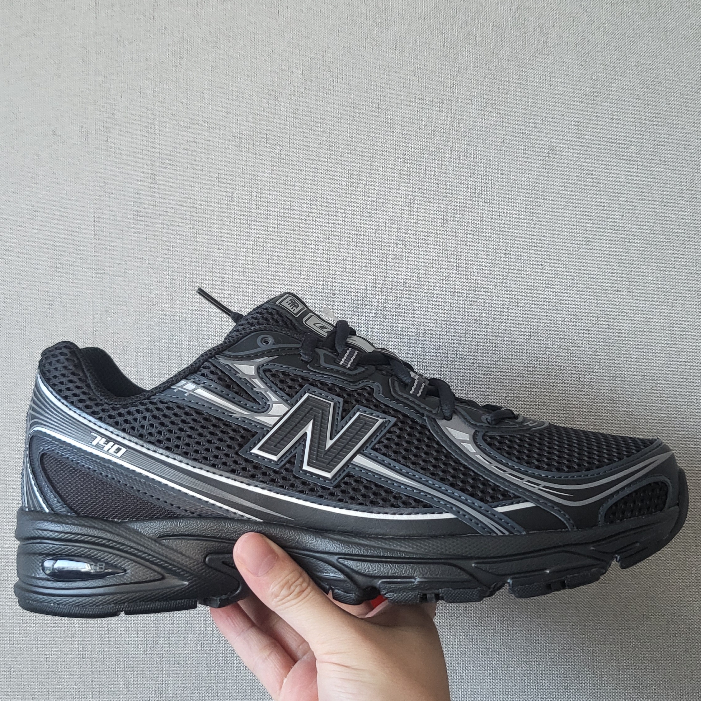 New Balance 740v2 Black Silver Metallic 착용 스타일 - 2