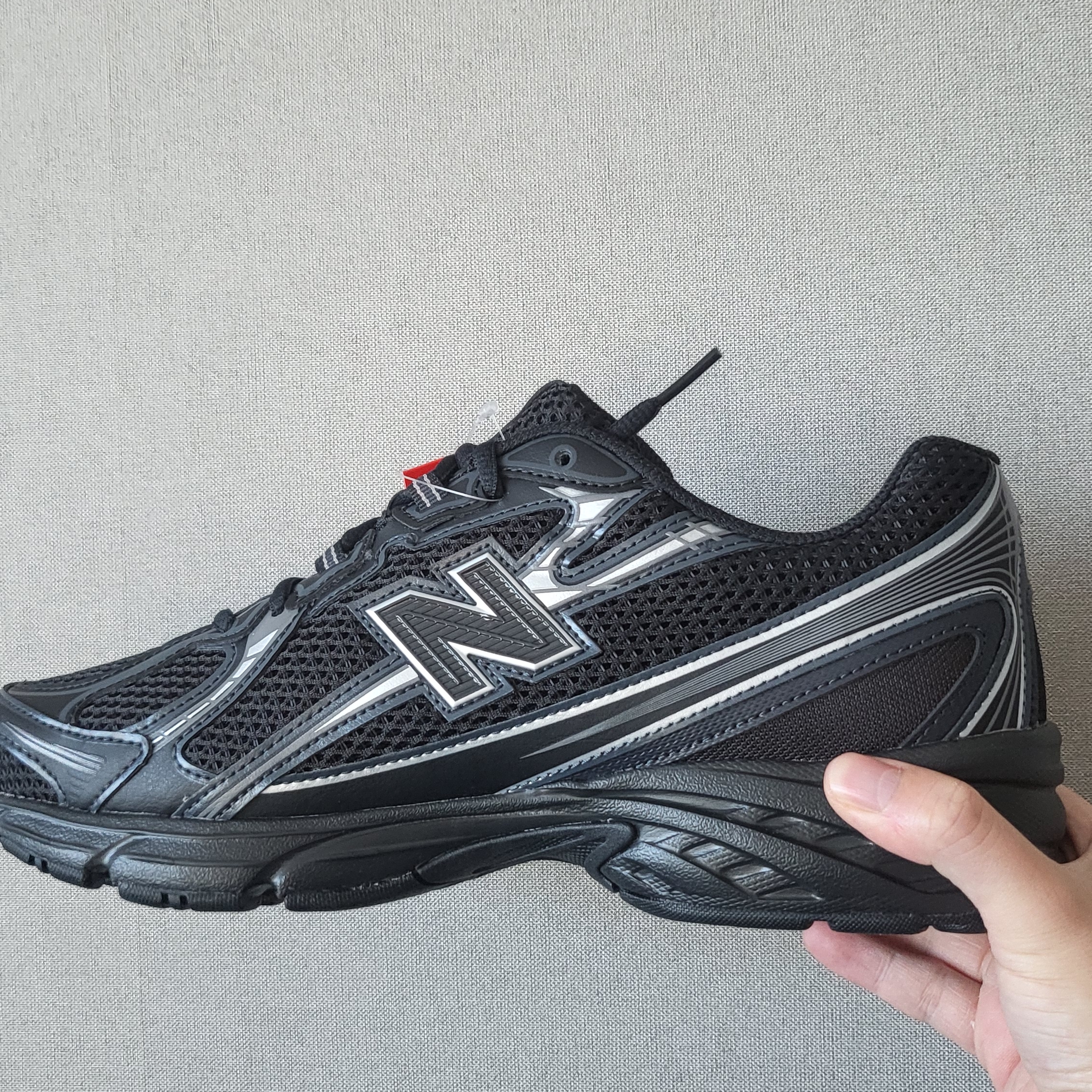New Balance 740v2 Black Silver Metallic 착용 스타일 - 1