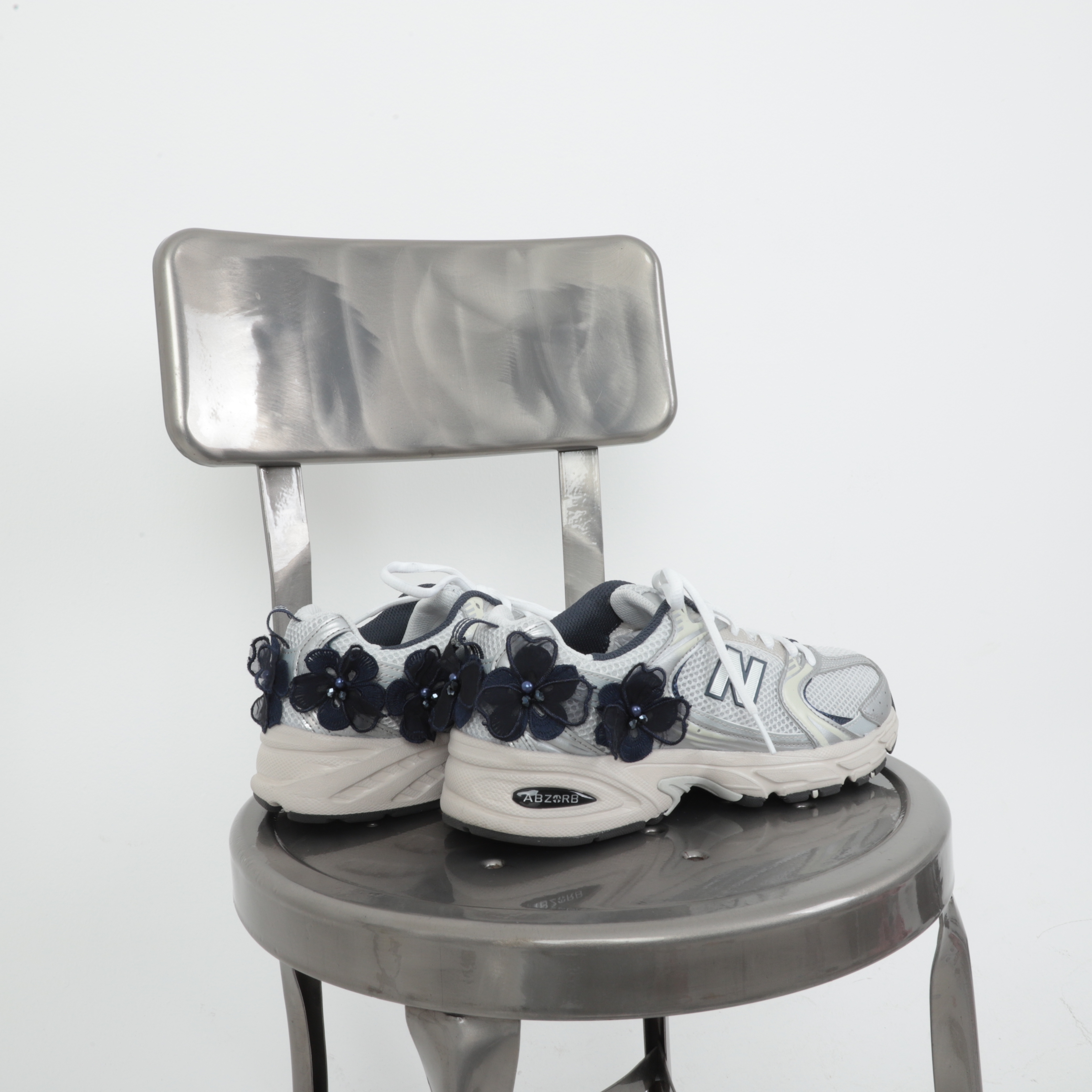 New Balance 1906R Harbor Grey Silver Metalic, New Balance 860v2 Black Grey 착용 스타일 - 3