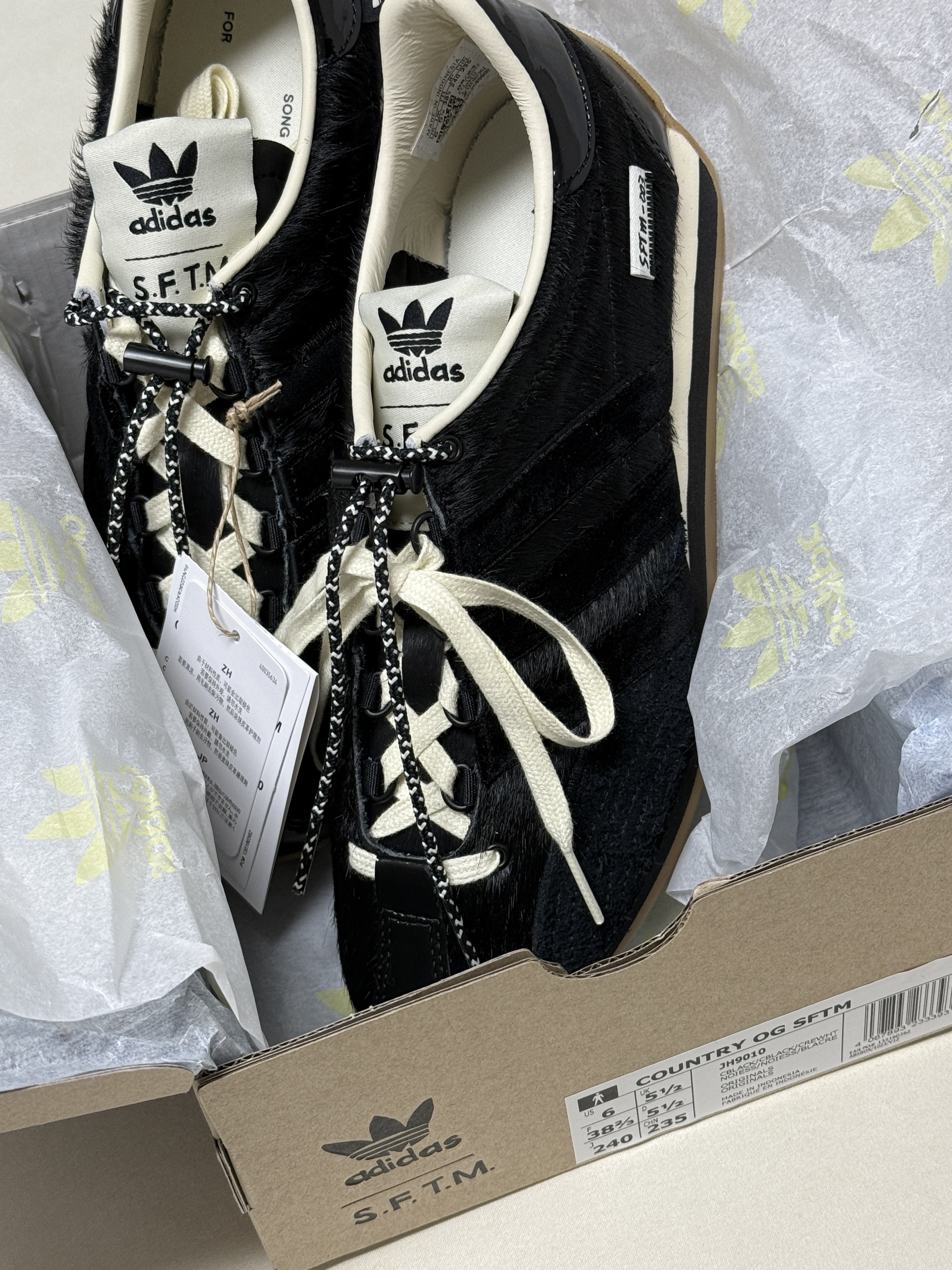 Adidas x Song for the Mute Country OG Core Black Cream White, Human Made Heart Rug Small Navy 착용 스타일 - 3
