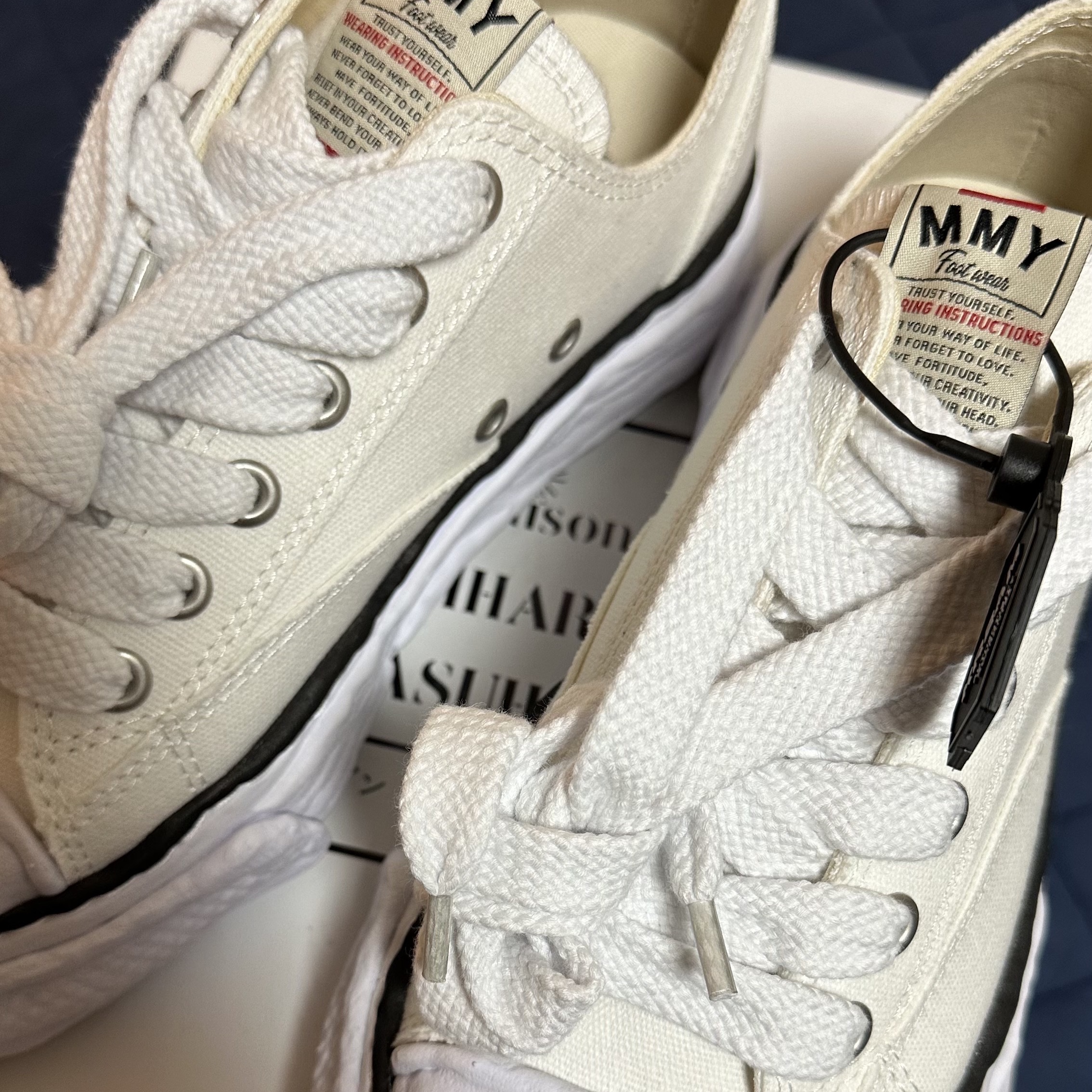 Maison Mihara Yasuhiro Peterson23 OG Sole Canvas Low-top Sneakers White 착용 스타일 - 3