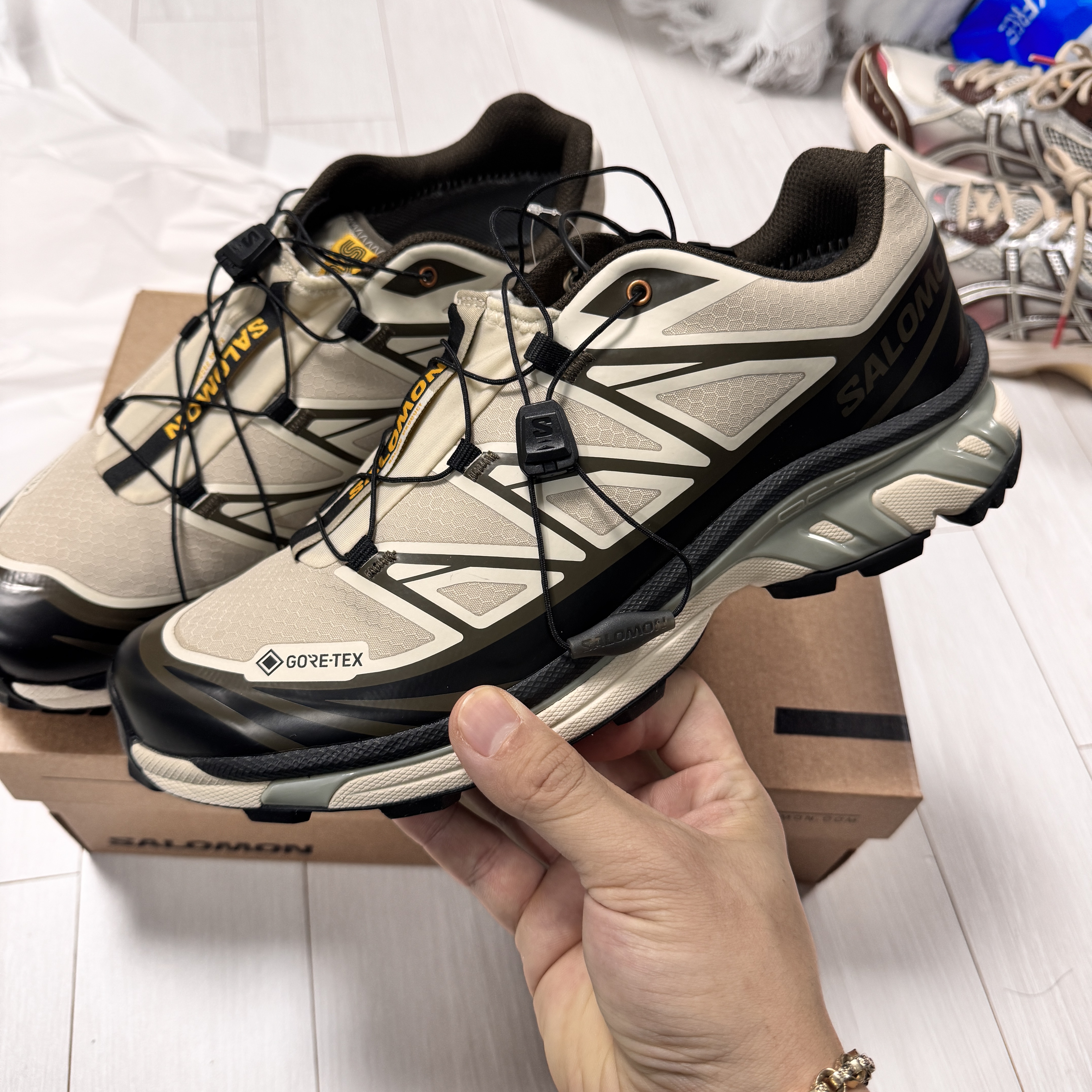 Salomon x SNS XT-6 GTX Almond Milk Seagrass, Asics x Above The Clouds GT-2160 Cream Chocolate Brown 착용 스타일