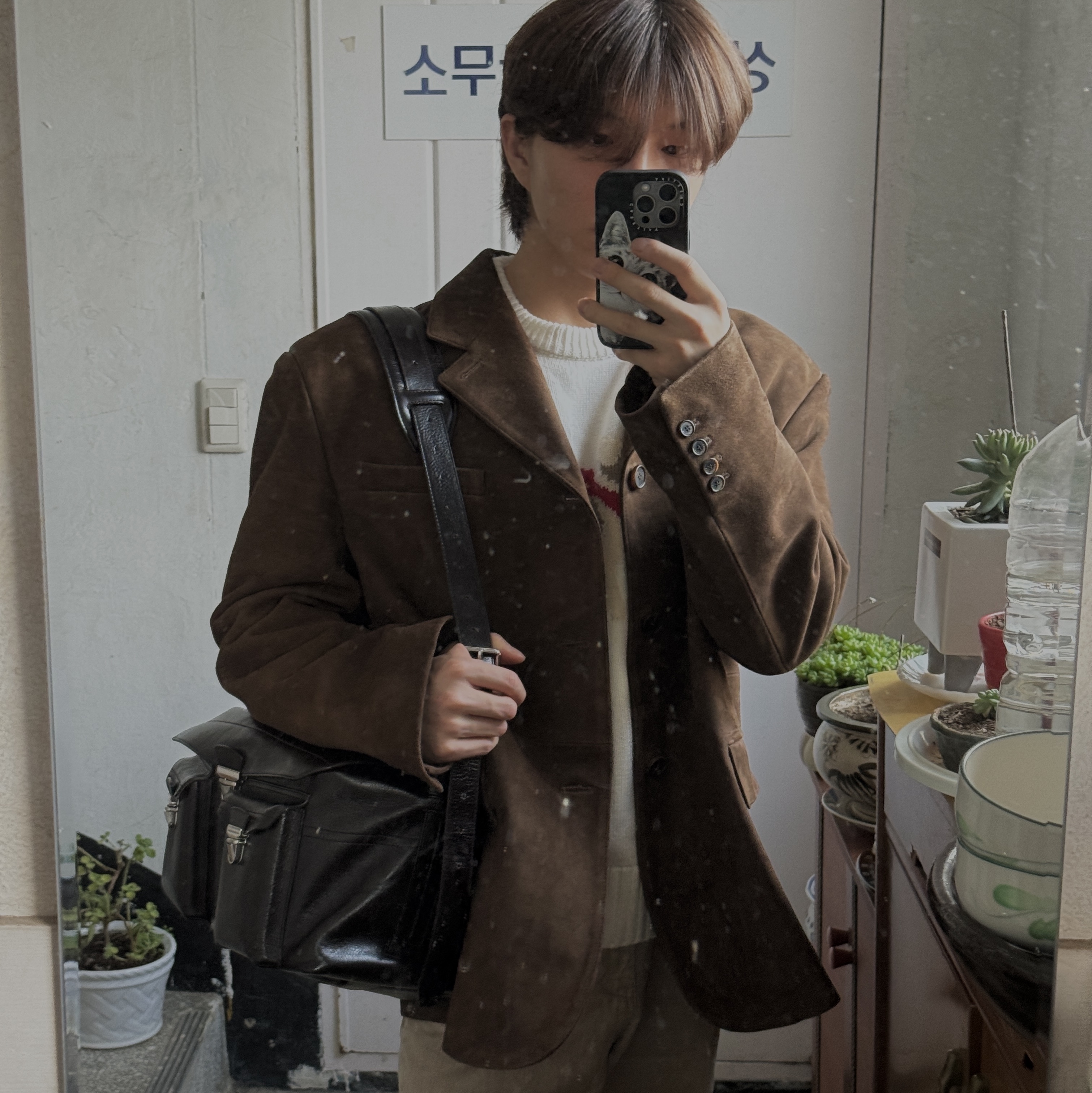 Lemaire Glossy Vegetable Leather Week-End Gear Bag Espresso, STU Goat Suede Blazer Brown 착용 스타일