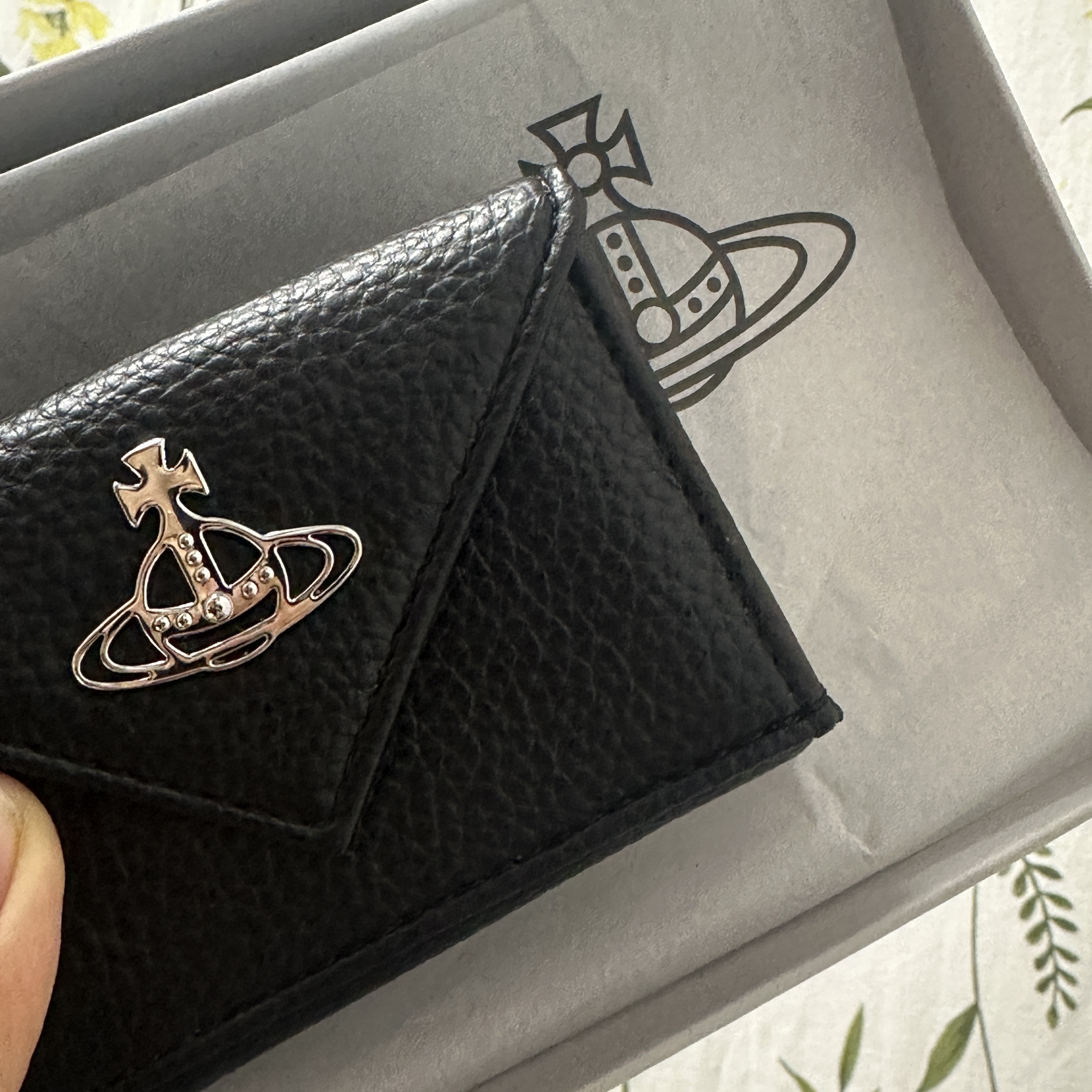 Vivienne Westwood Envelope Leather Bi-Fold Wallet Black 착용 스타일
