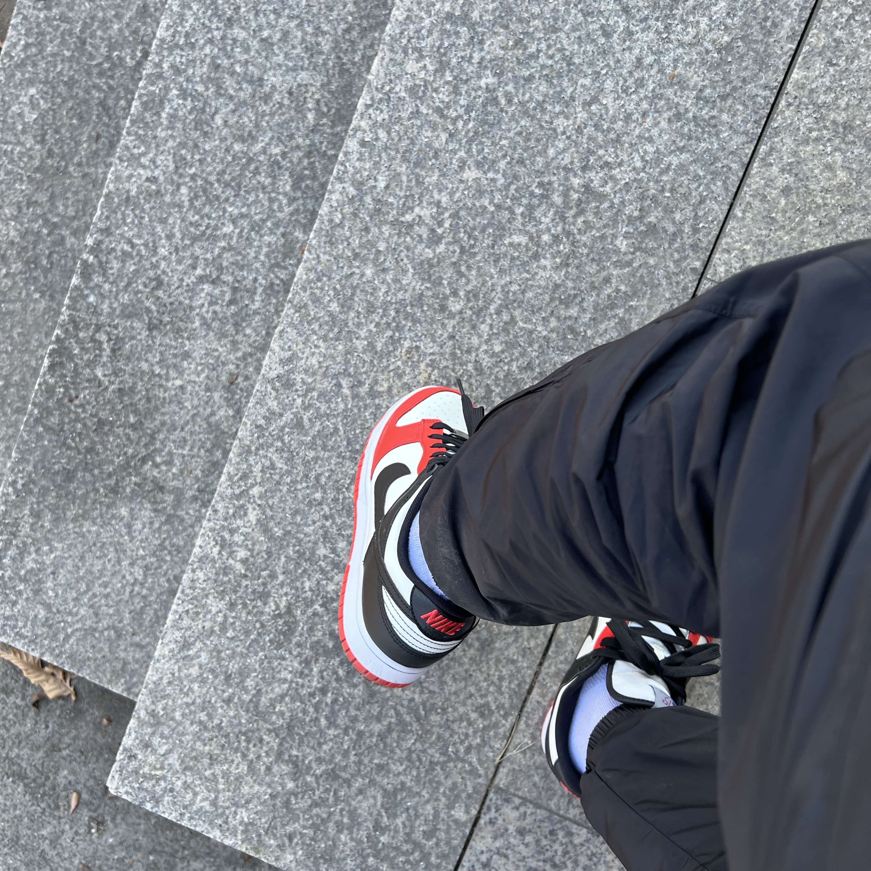 Nike x NBA Dunk Low Retro EMB Black and Chile Red 착용 스타일 - 2