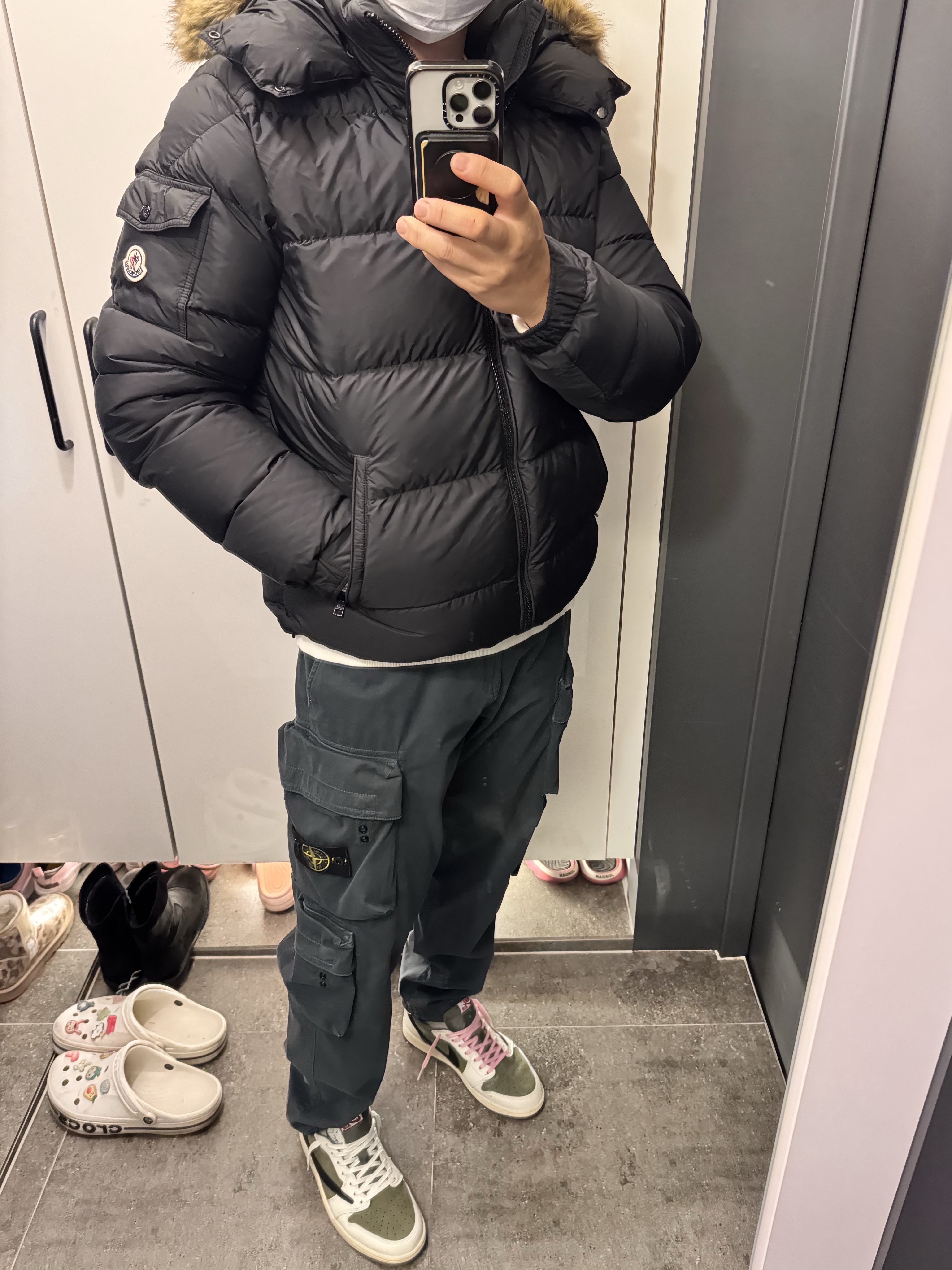 Moncler Mayaf Short Down Jacket Black - 23FW, Jordan 1 x Travis Scott Retro Low OG SP Reverse Olive 착용 스타일 - 1