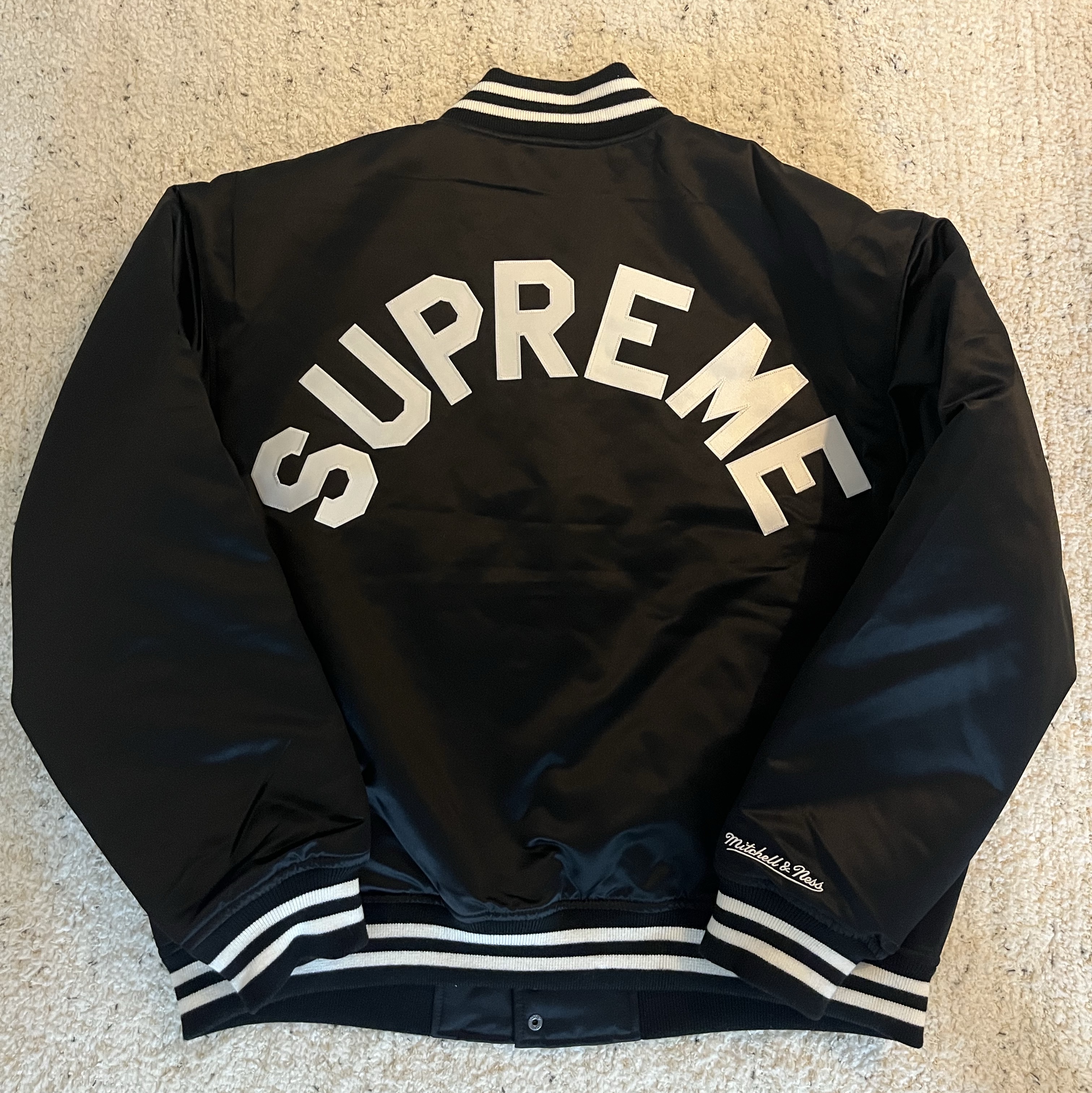 Supreme Mitchell & Ness Satin Varsity Jacket Black - 24FW 착용 스타일 - 1