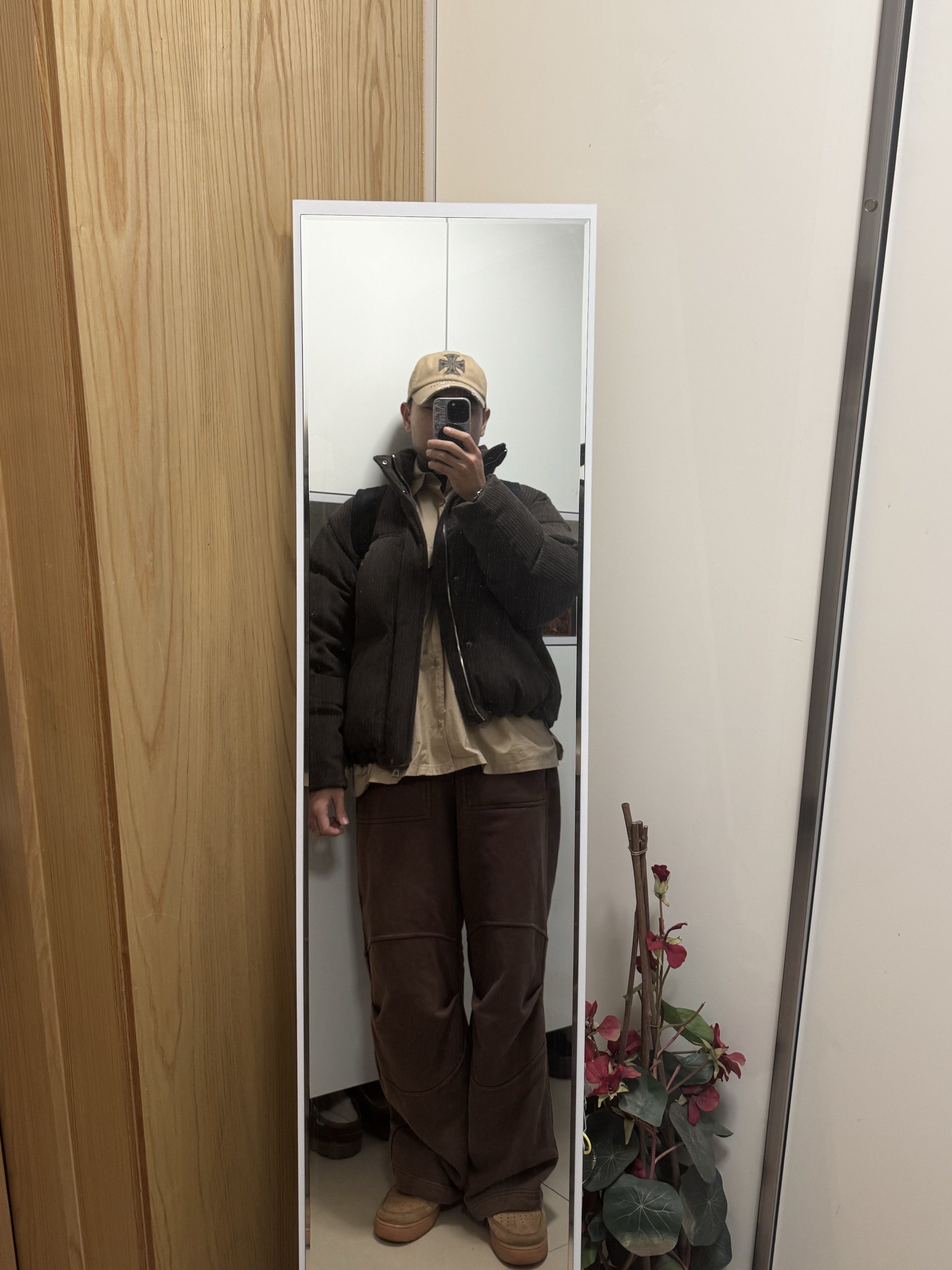 ETCE Cross Destroyed Cap Beige, TNGT European Goose Over-Fit Corduroy Goose Down Jumper Brown 착용 스타일