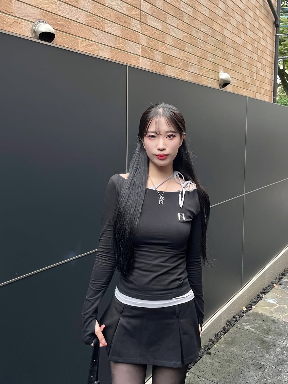 Newalrin Emblem Long Sleeve Boat Neck Top Black 착용 스타일