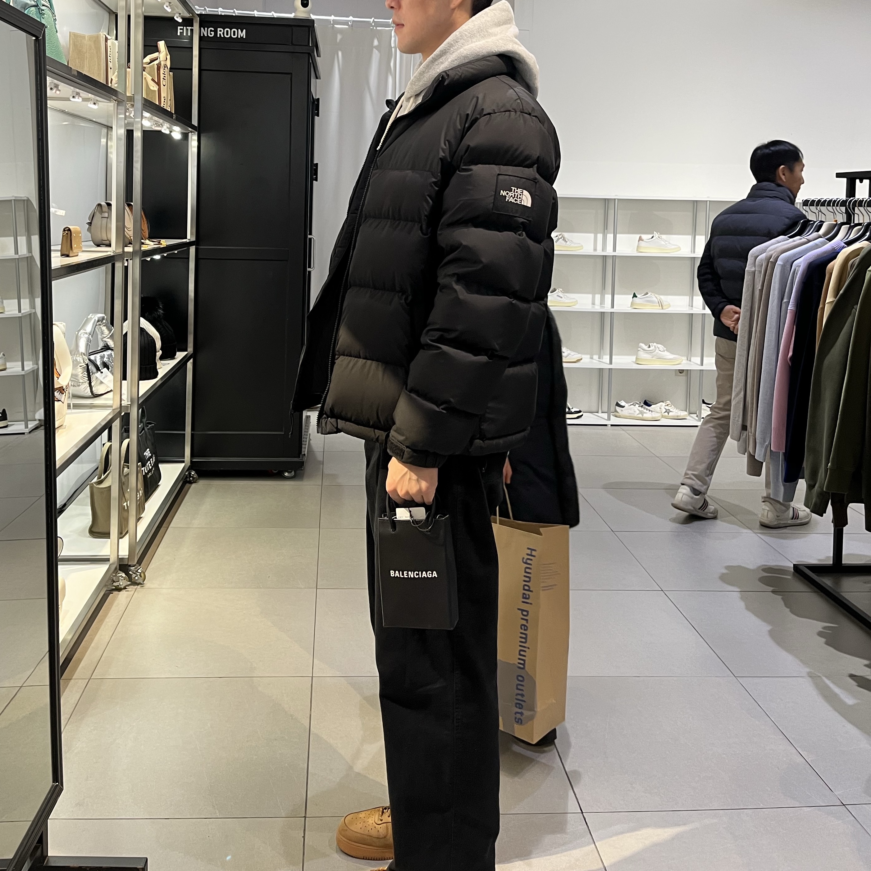 Nike Air Force 1 '07 WB Flax, Balenciaga Mini Shopping Bag Phone Holder Black 착용 스타일