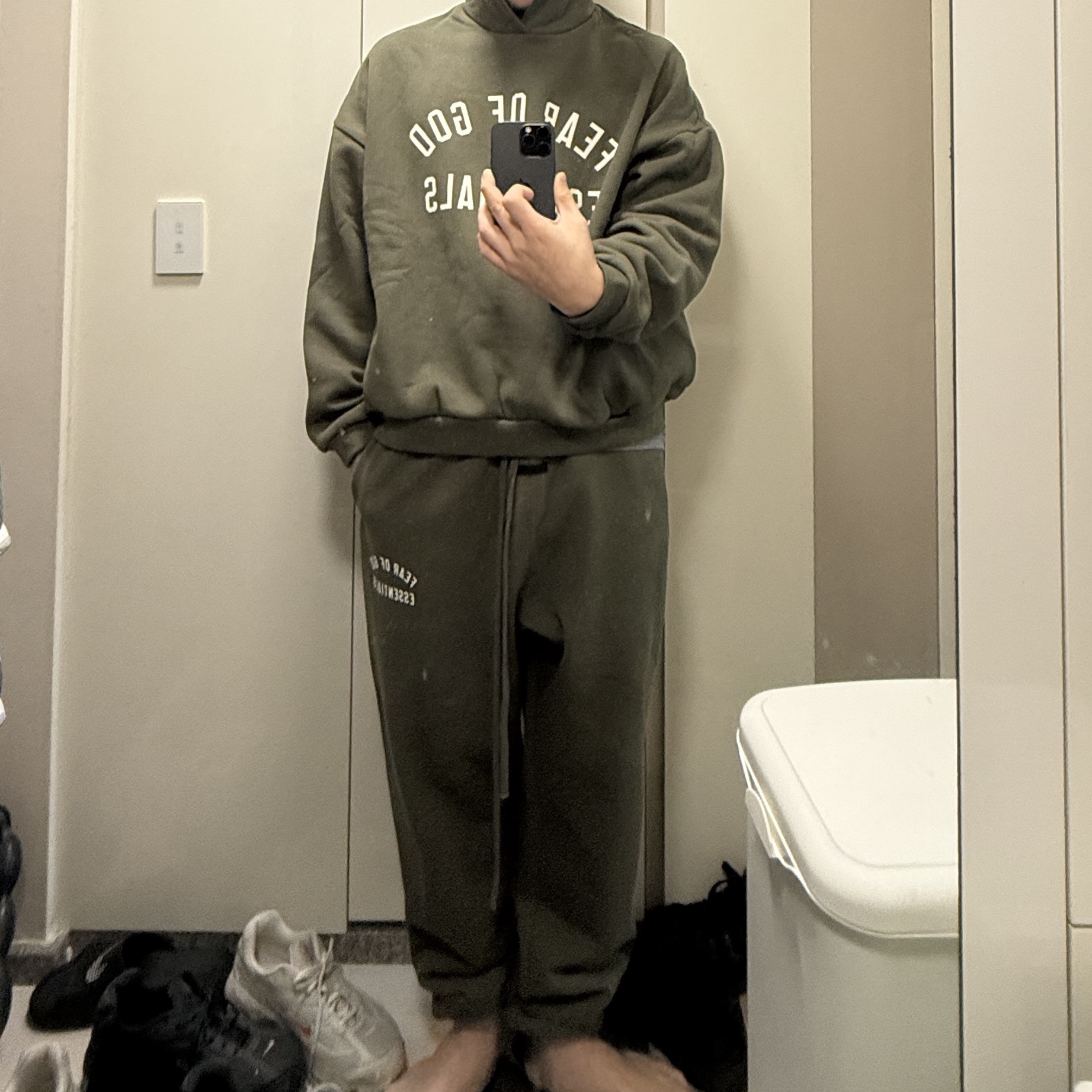 Essentials Fleece Hoodie Military - 24FW, Essentials Fleece Essential Sweatpant Military - 24FW 착용 스타일