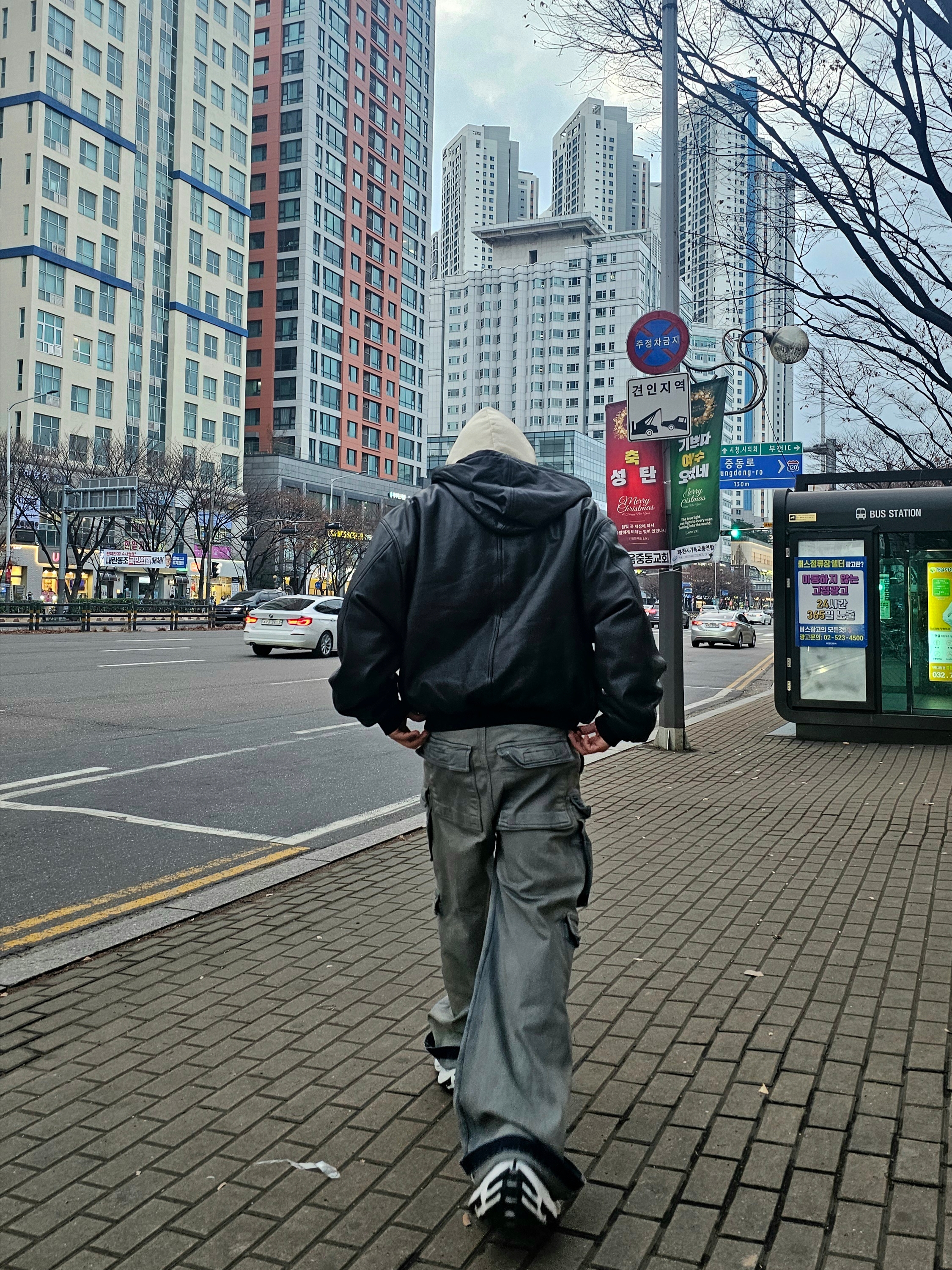 Balenciaga Sporty B Taxi Blouson Brown, Rick Owens Drkshdw Porterville Double Cargo Jumbo Belas in Stretch Denim Sky 착용 스타일 - 3
