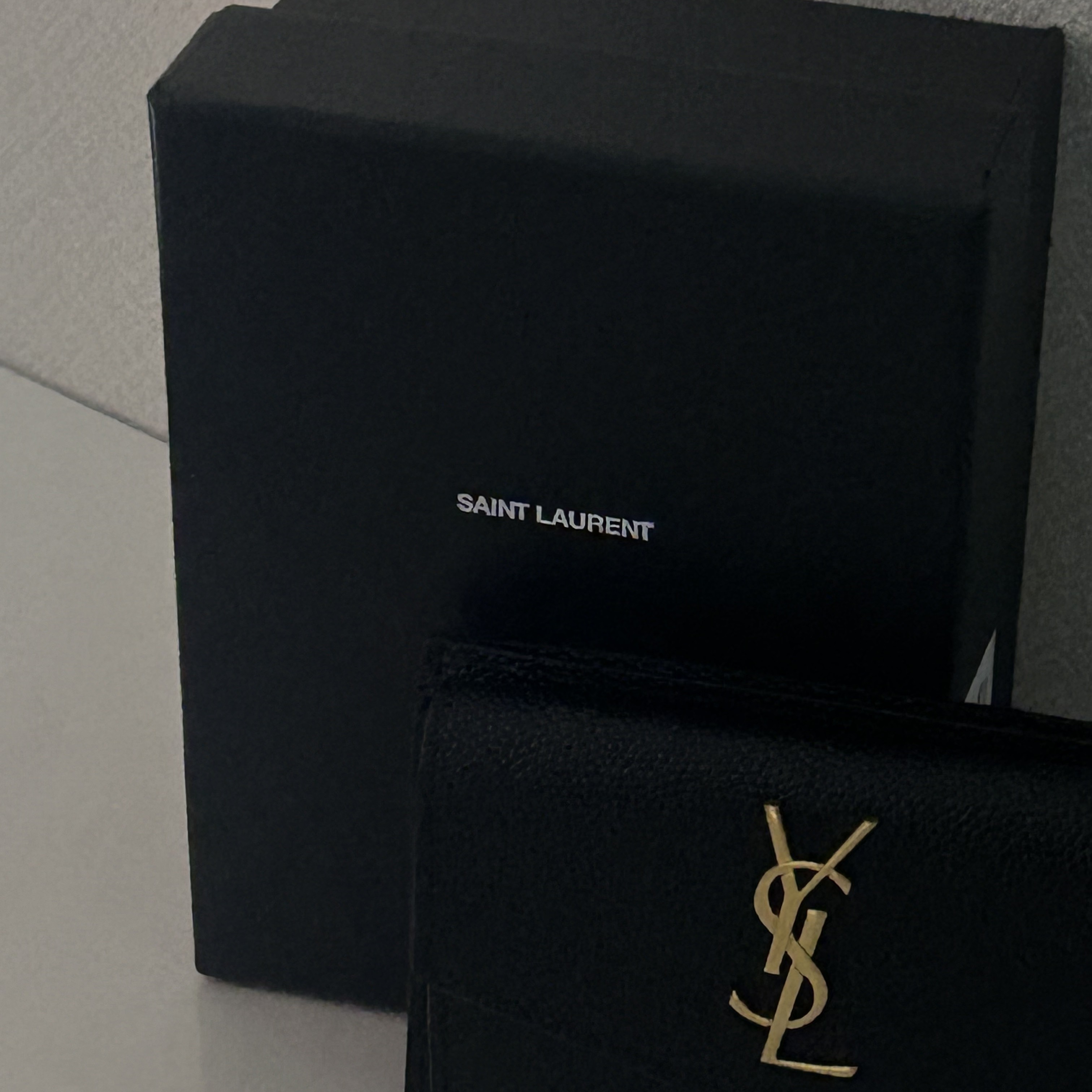 Saint Laurent Gold Monogram Uptown Card Case in Grain de Poudre Embossed Leather Black 착용 스타일
