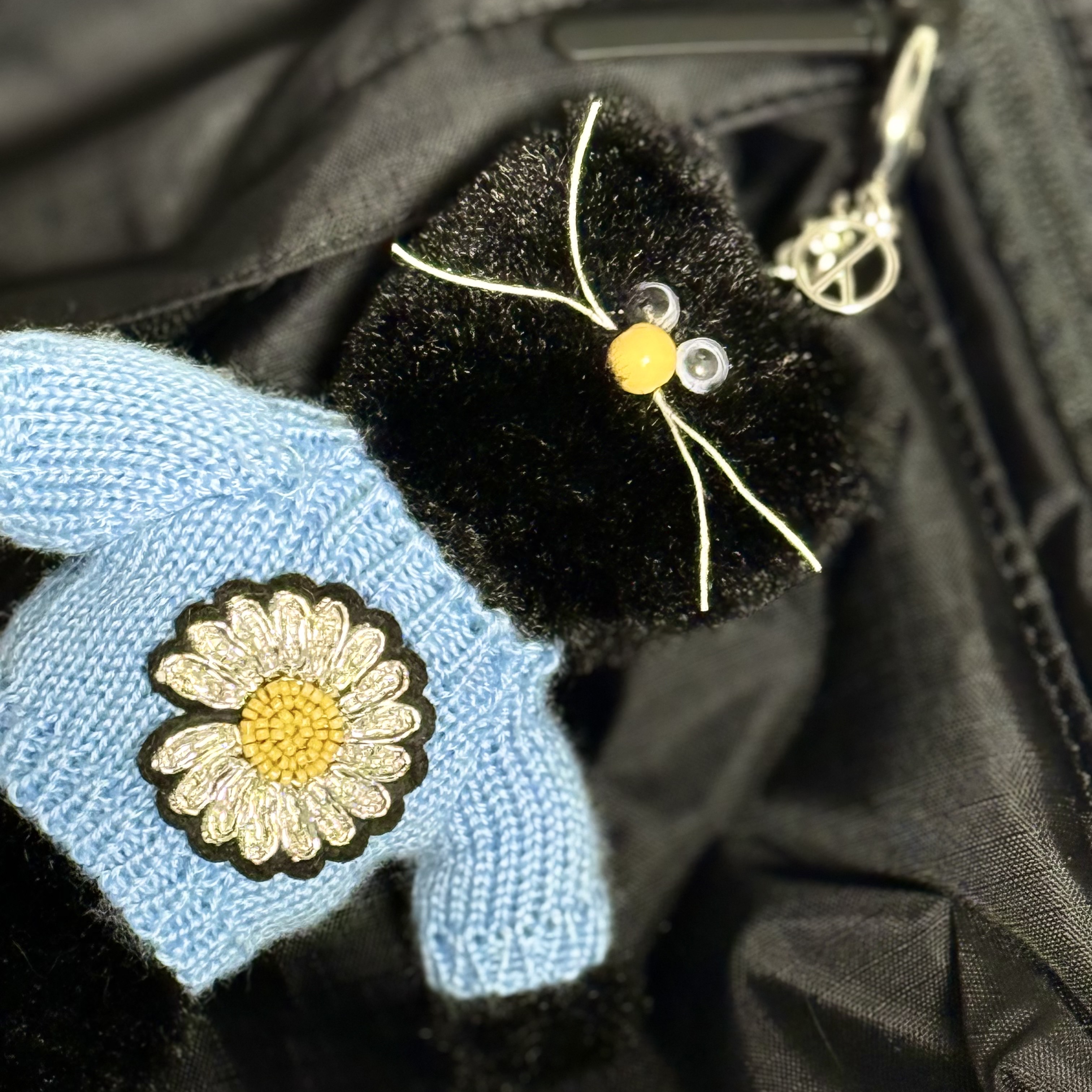 Monamhee x Peaceminusone Daihee Plush Keyring 착용 스타일