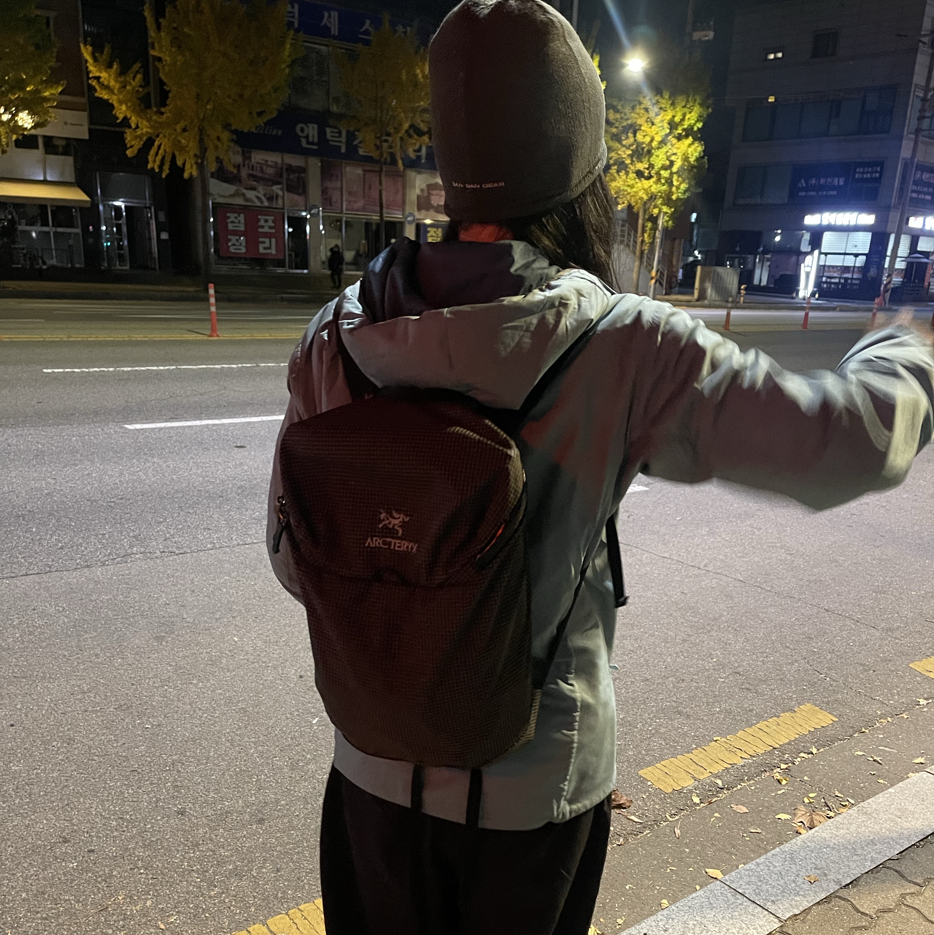 Arc'teryx Konseal 15 Backpack Black, [KREAM 단독] Safarispot Women 1/2 Basic Safari Hoodie Black 착용 스타일 - 2