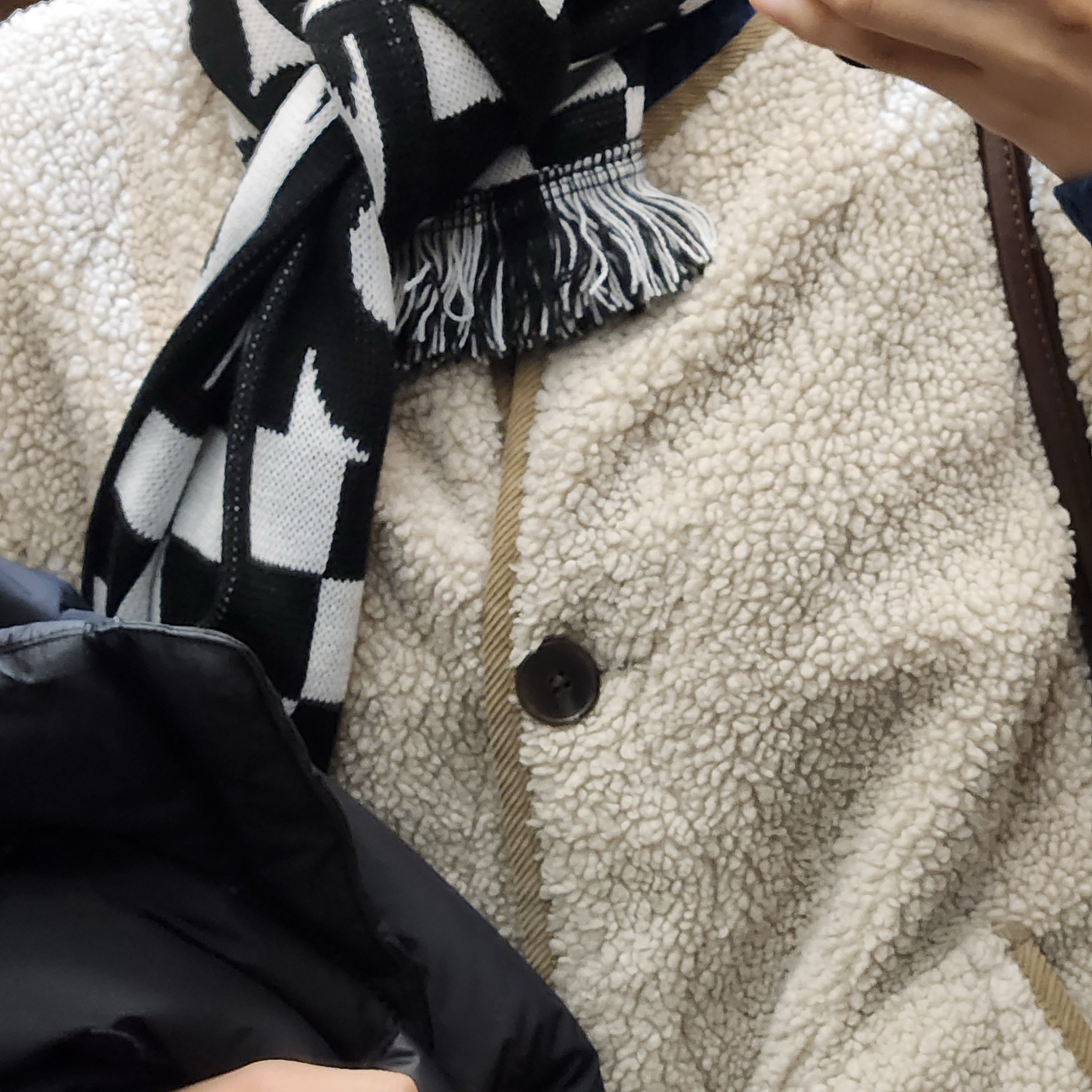 CDG Logo Check Muffler White Black 착용 스타일