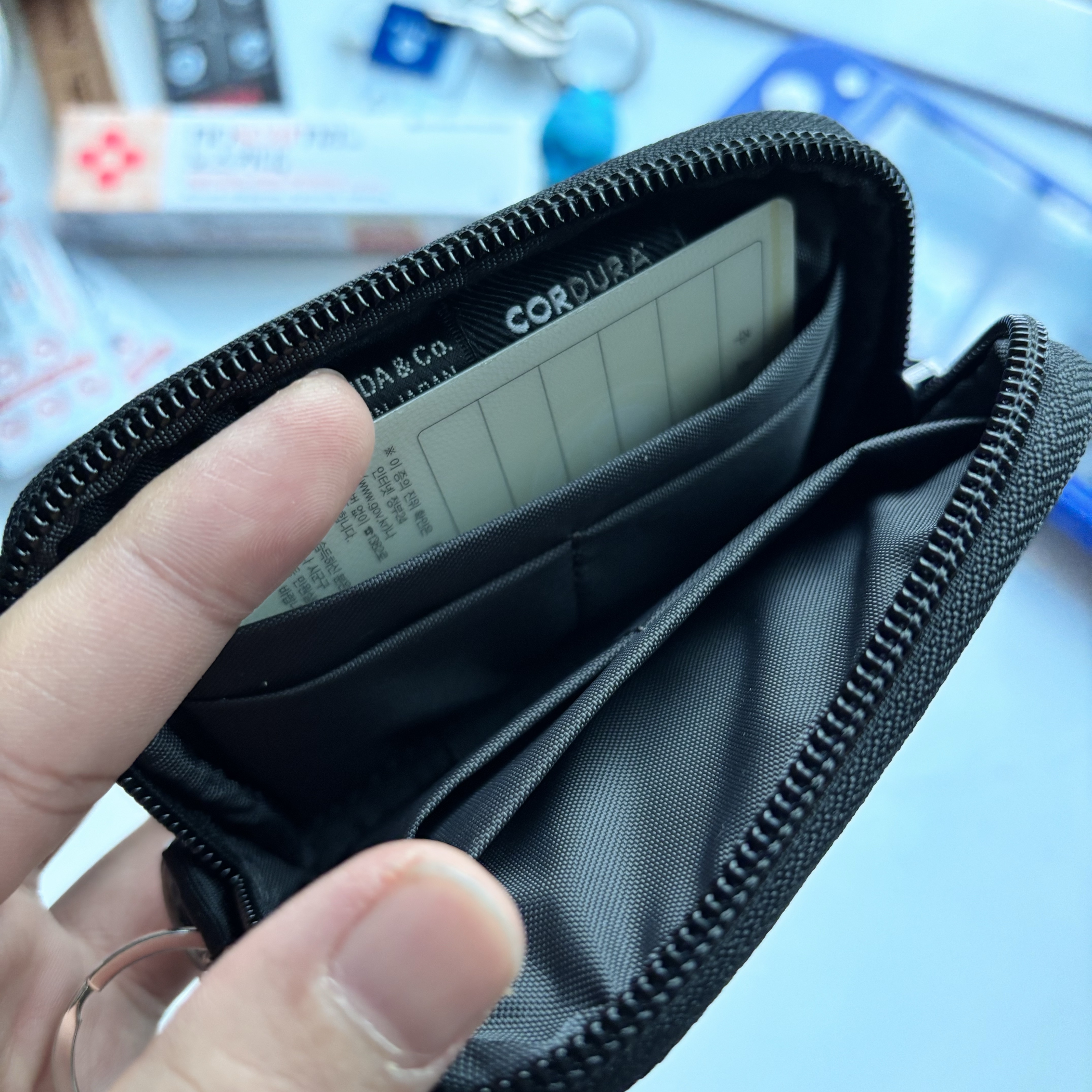 Porter Dill Multi Coin Case Black 착용 스타일