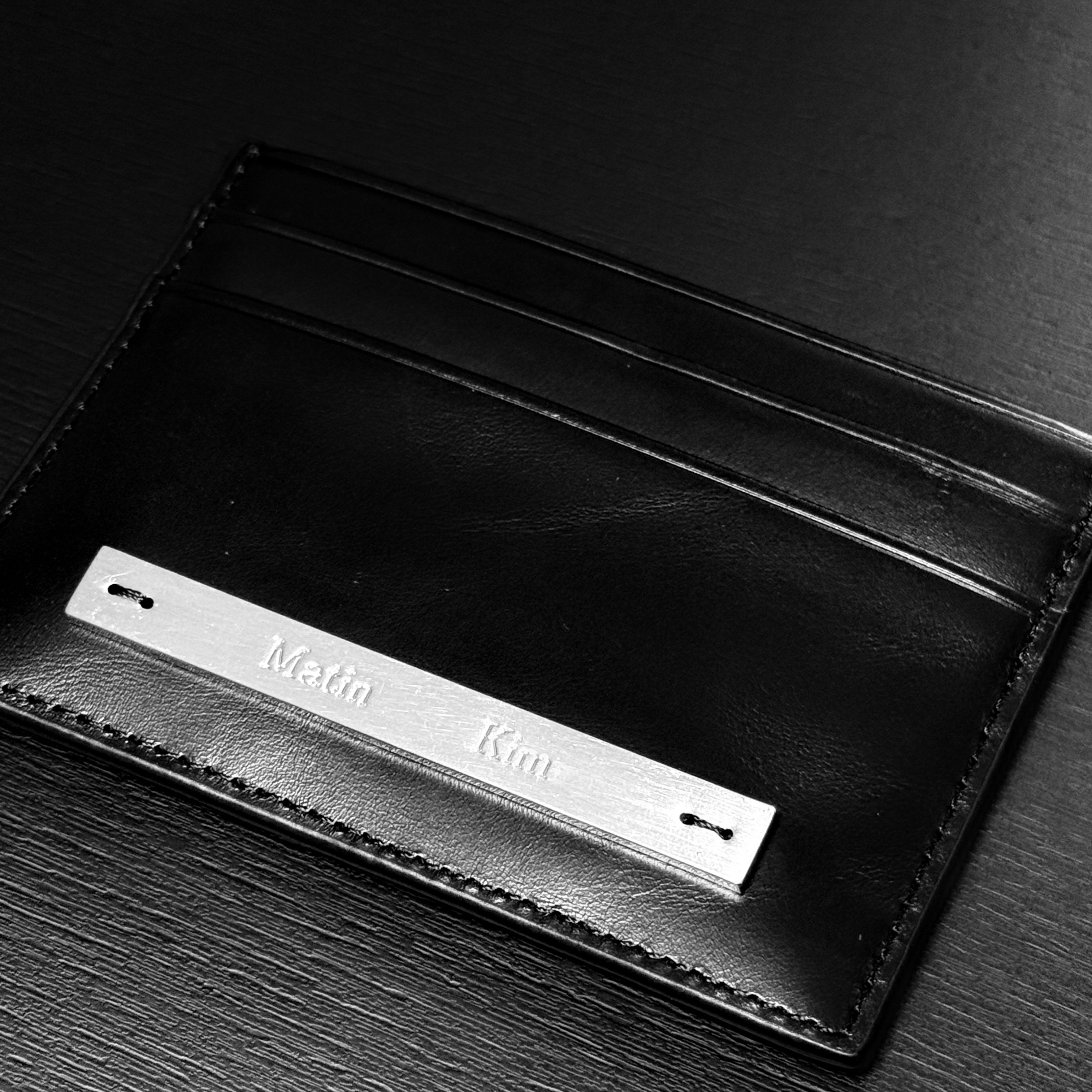 Matin Kim Vintage Card Wallet Black 착용 스타일