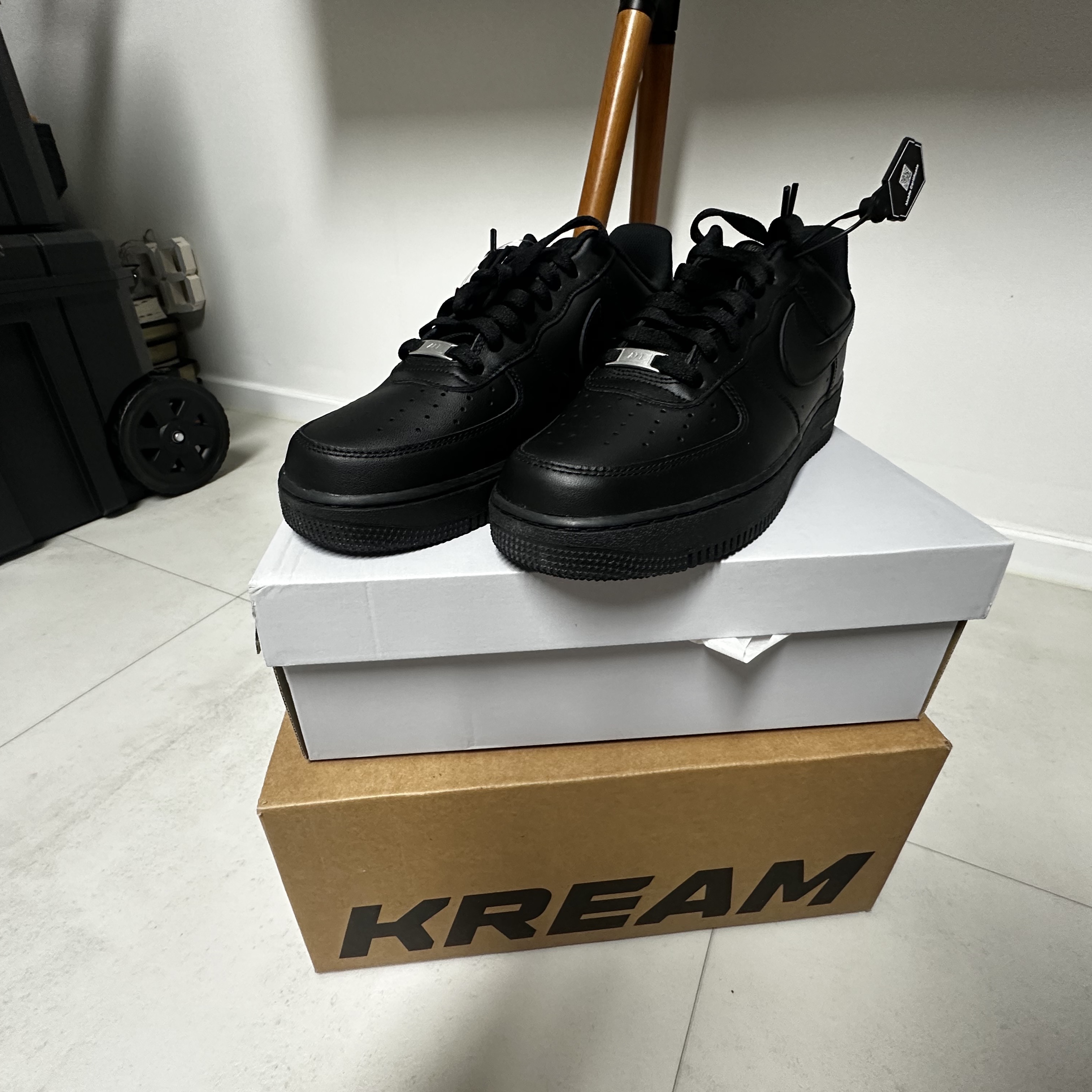 Nike Air Force 1 '07 Low Triple Black 착용 스타일 - 1