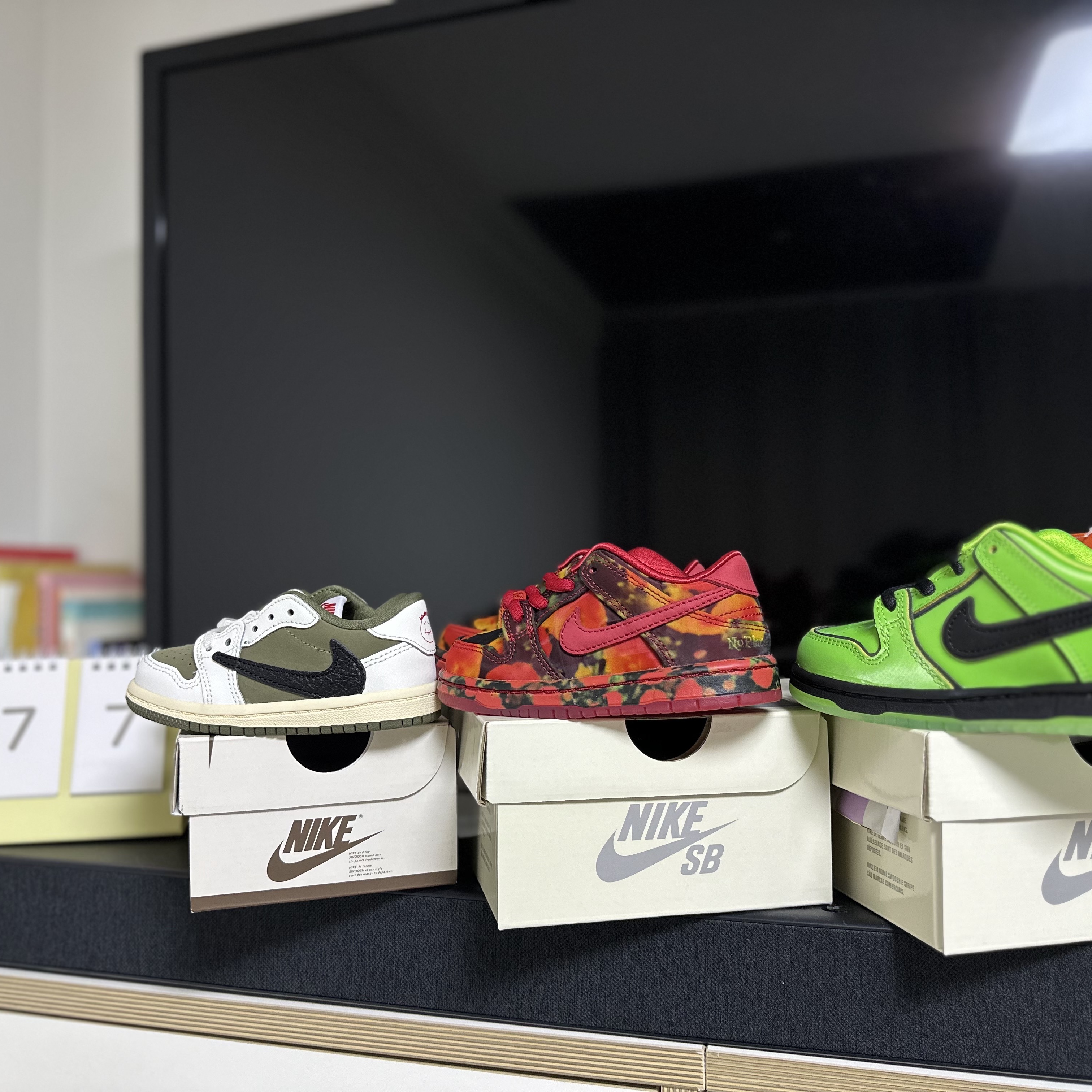 (TD) Jordan 1 x Travis Scott Retro Low OG SP Reverse Olive, (TD) Nike SB Dunk Low Pro The Wizard of Oz 착용 스타일