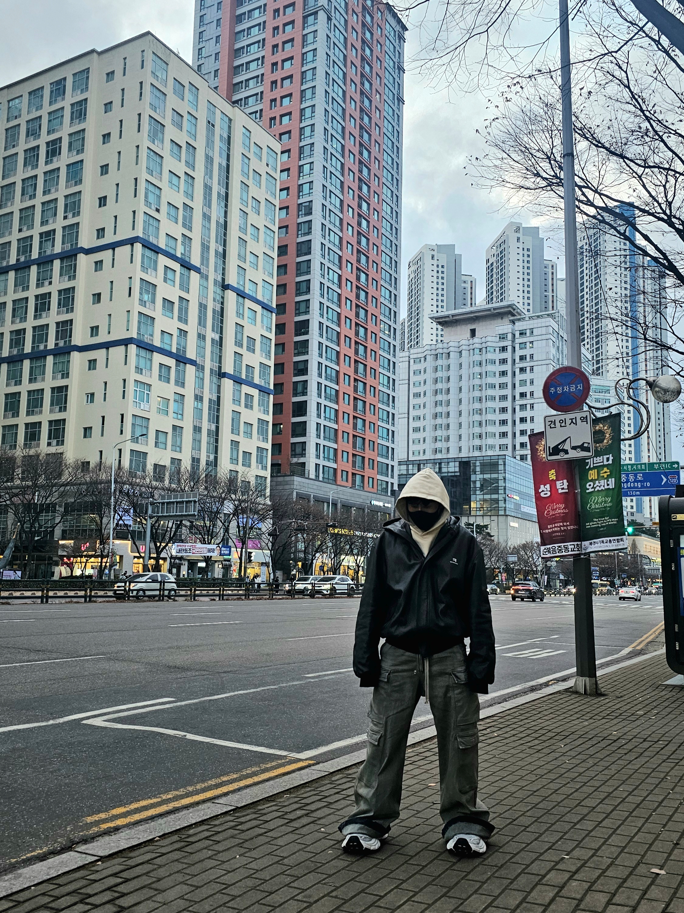 Balenciaga Sporty B Taxi Blouson Brown, Rick Owens Drkshdw Porterville Double Cargo Jumbo Belas in Stretch Denim Sky 착용 스타일 - 2
