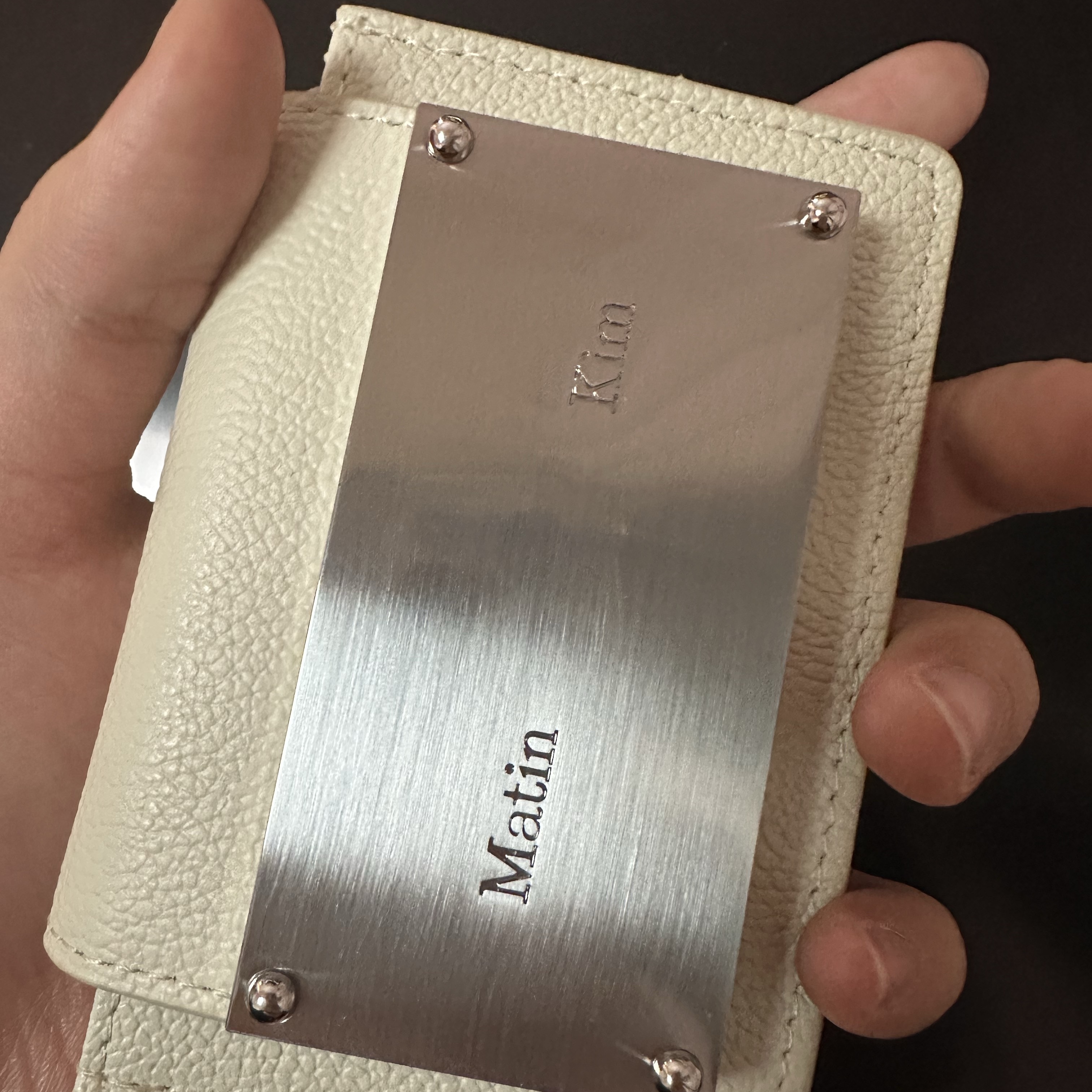 Matin Kim Accordion Wallet White 착용 스타일