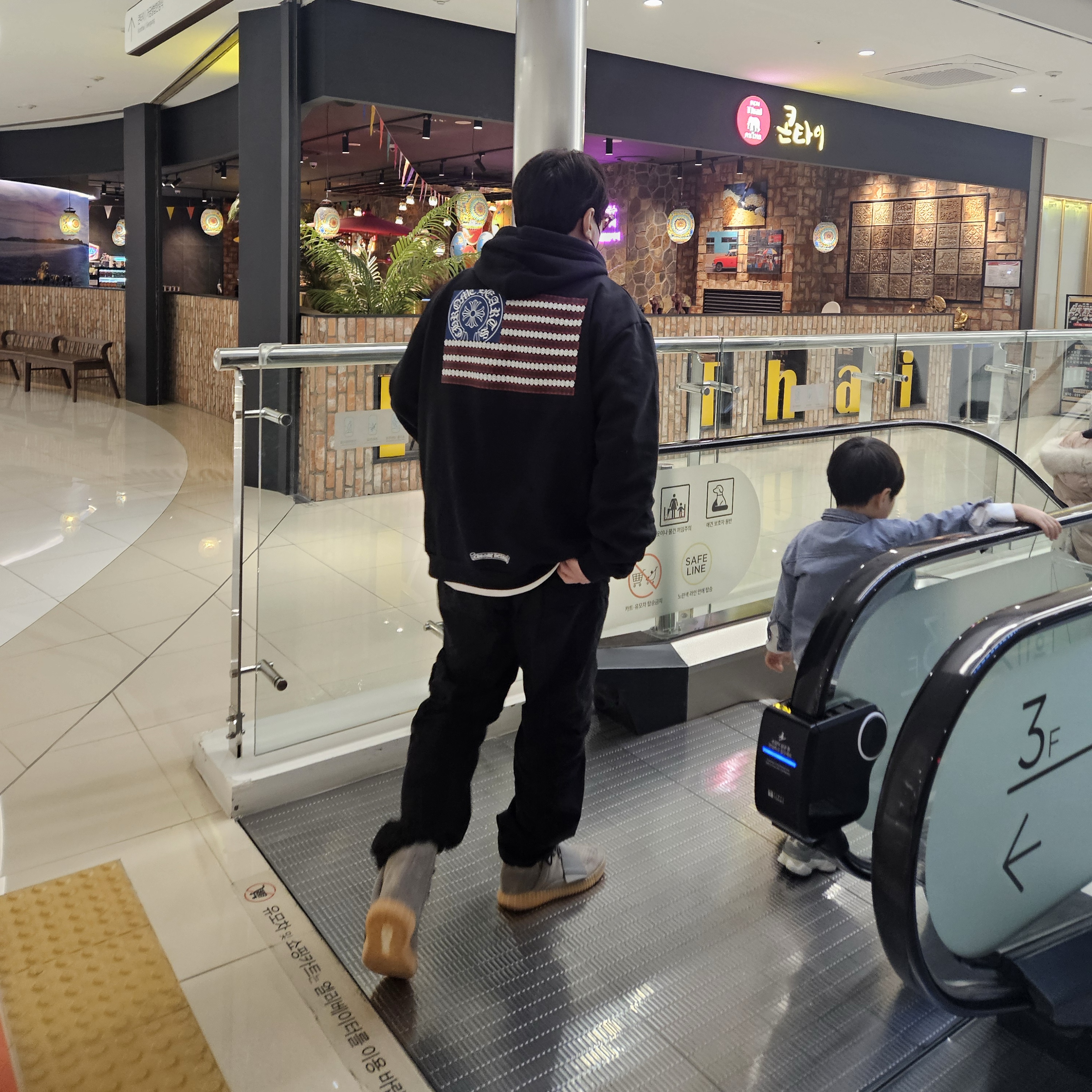 Fear of God Eternal Nylon Twill Bomber Jacket Cement, Chrome Hearts American Flag Dagger Hoodie Black 착용 스타일 - 2
