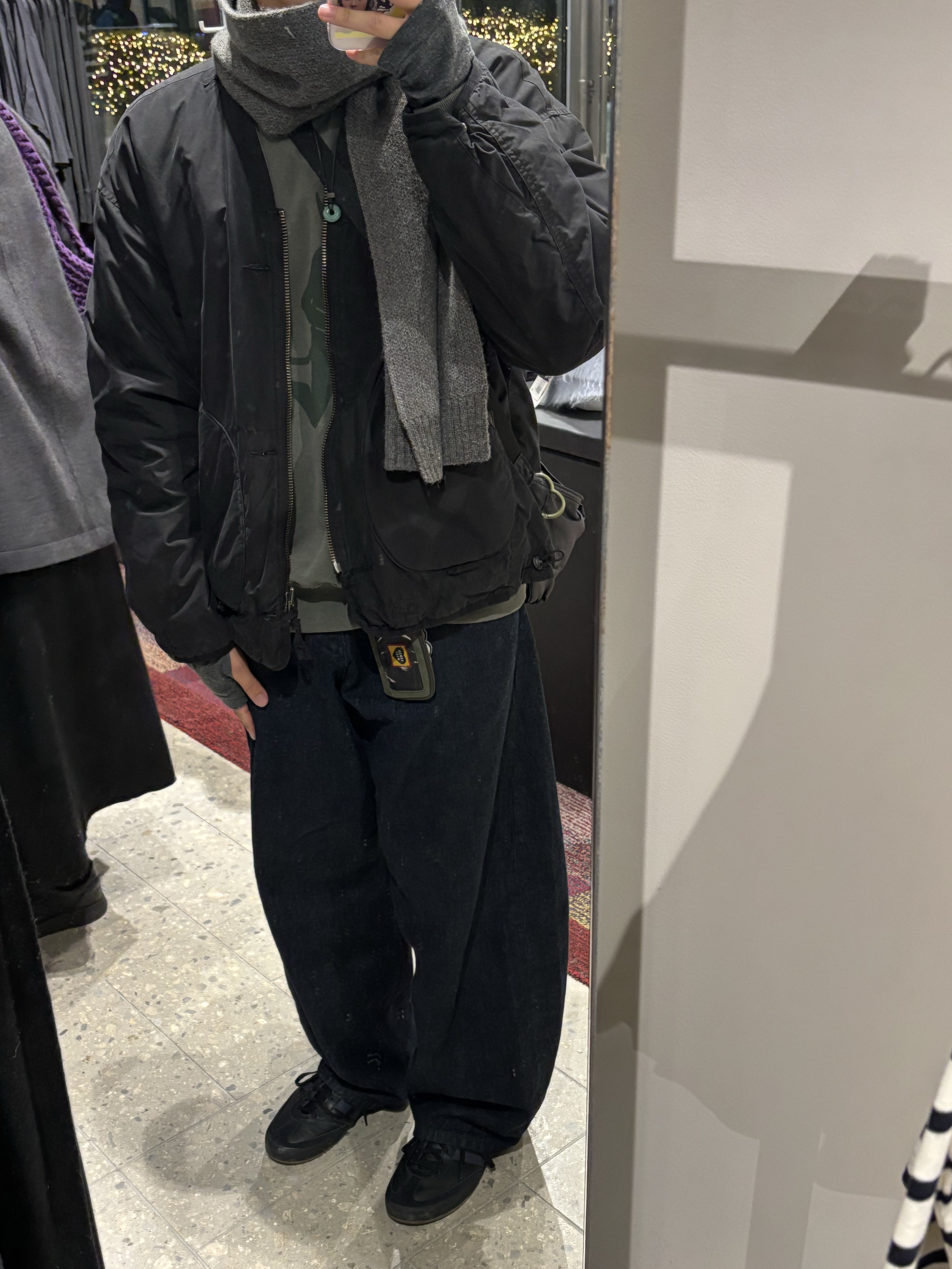 Adidas Jeans Core Black Trace Blue, Human Made Military Card Case Olive Drab 착용 스타일 - 1