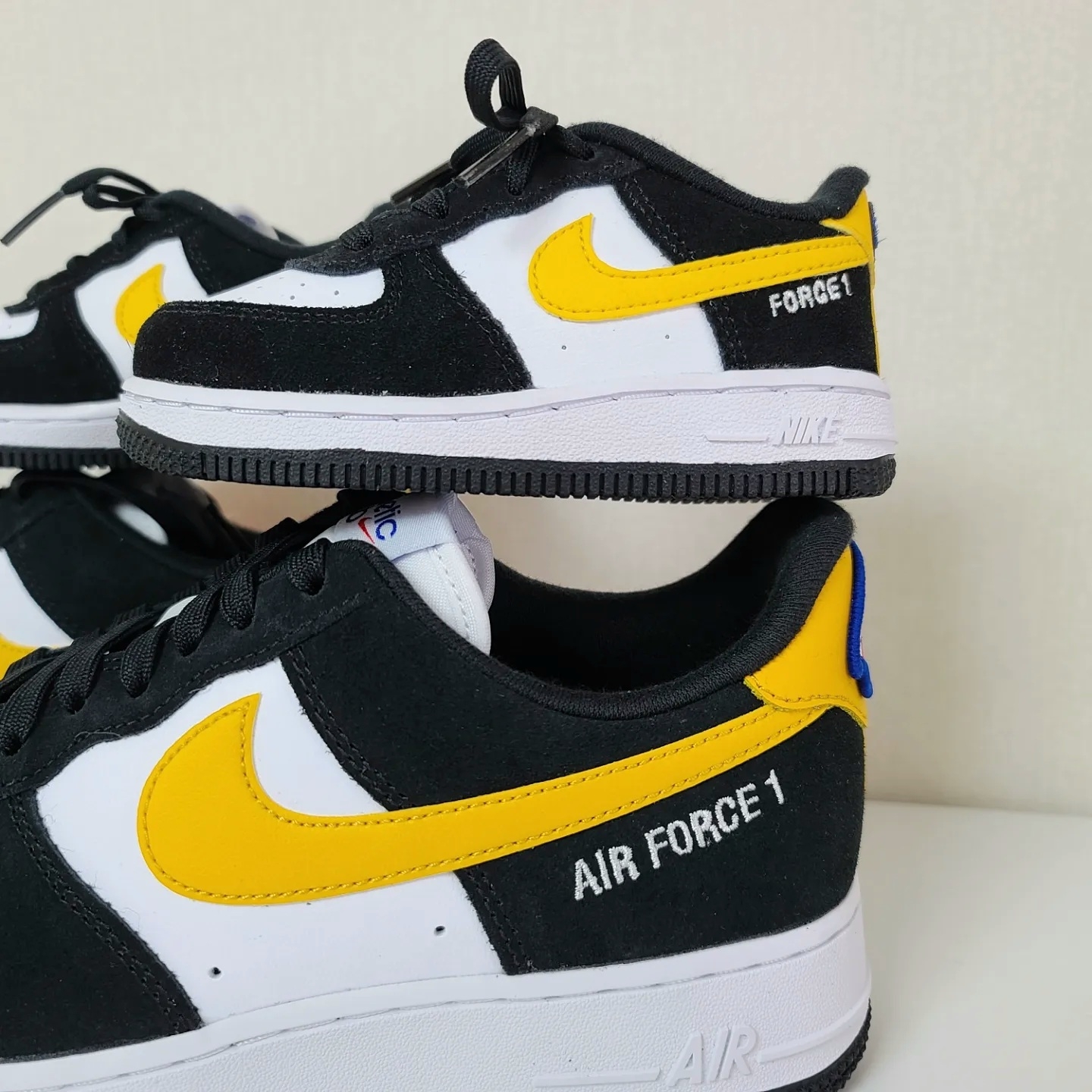 Nike Air Force 1 '07 LV8 Athletic Club Black Dark Sulfur, (TD) Nike Force 1 LV8 Athletic Club Black Dark Sulfur 착용 스타일 - 2