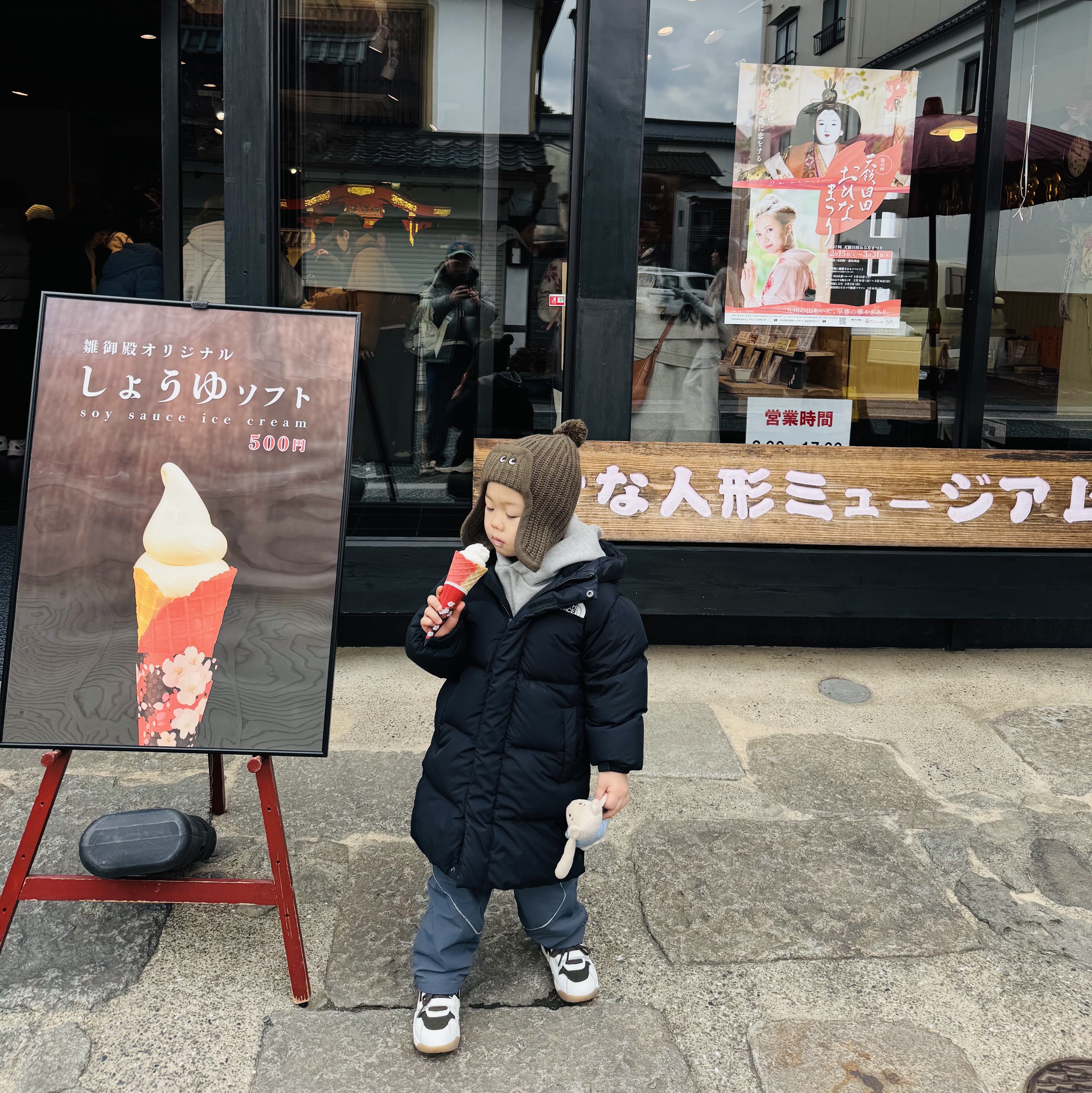 Uniqlo x Anya Hindmarch Beanie Olive, Essentials Fleece State Hoodie Dark Heather - 24FW 착용 스타일 - 5