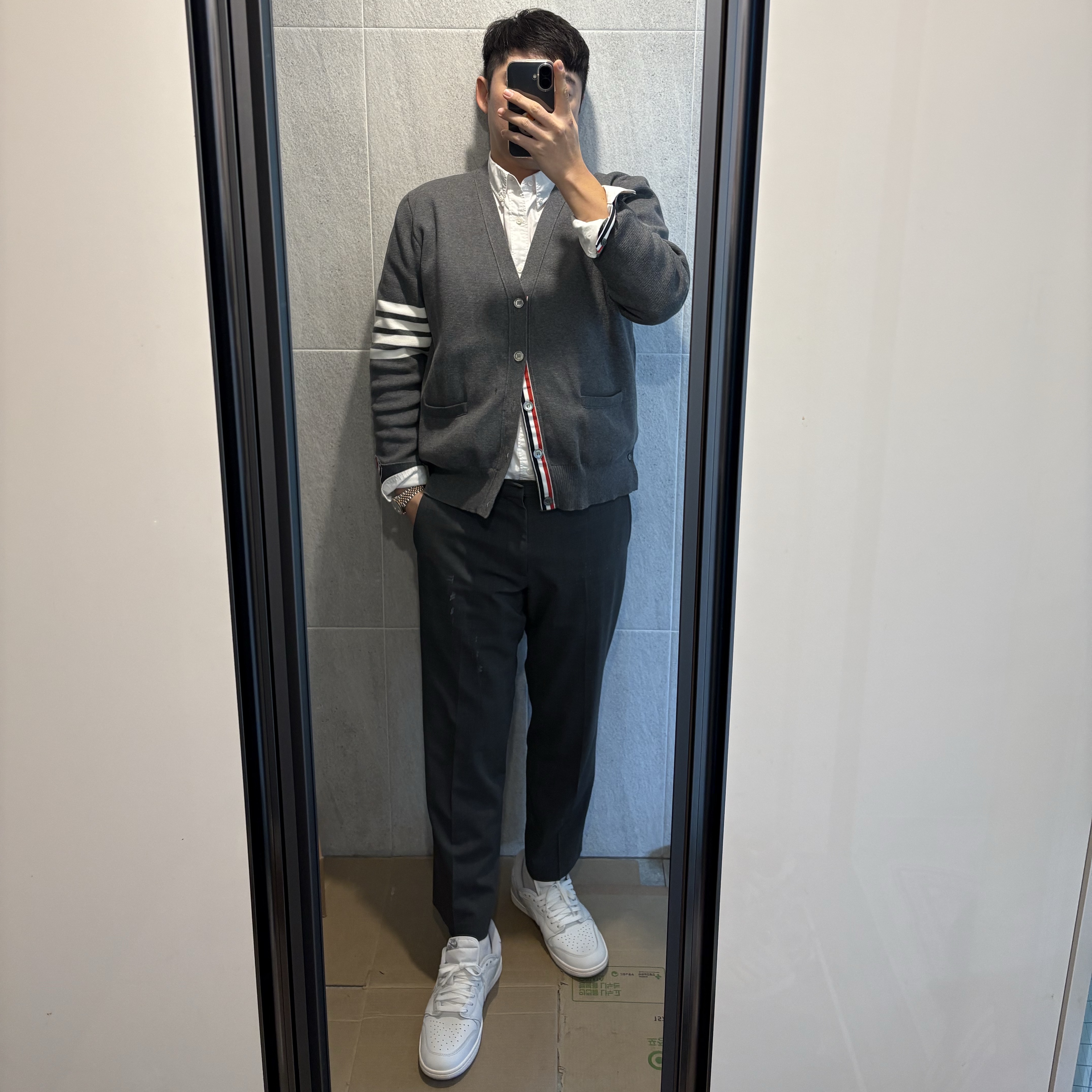 Thom Browne Milano Stitch 4-Bar Cardigan Medium Grey, Jordan 1 Low 85 Neutral Grey 착용 스타일