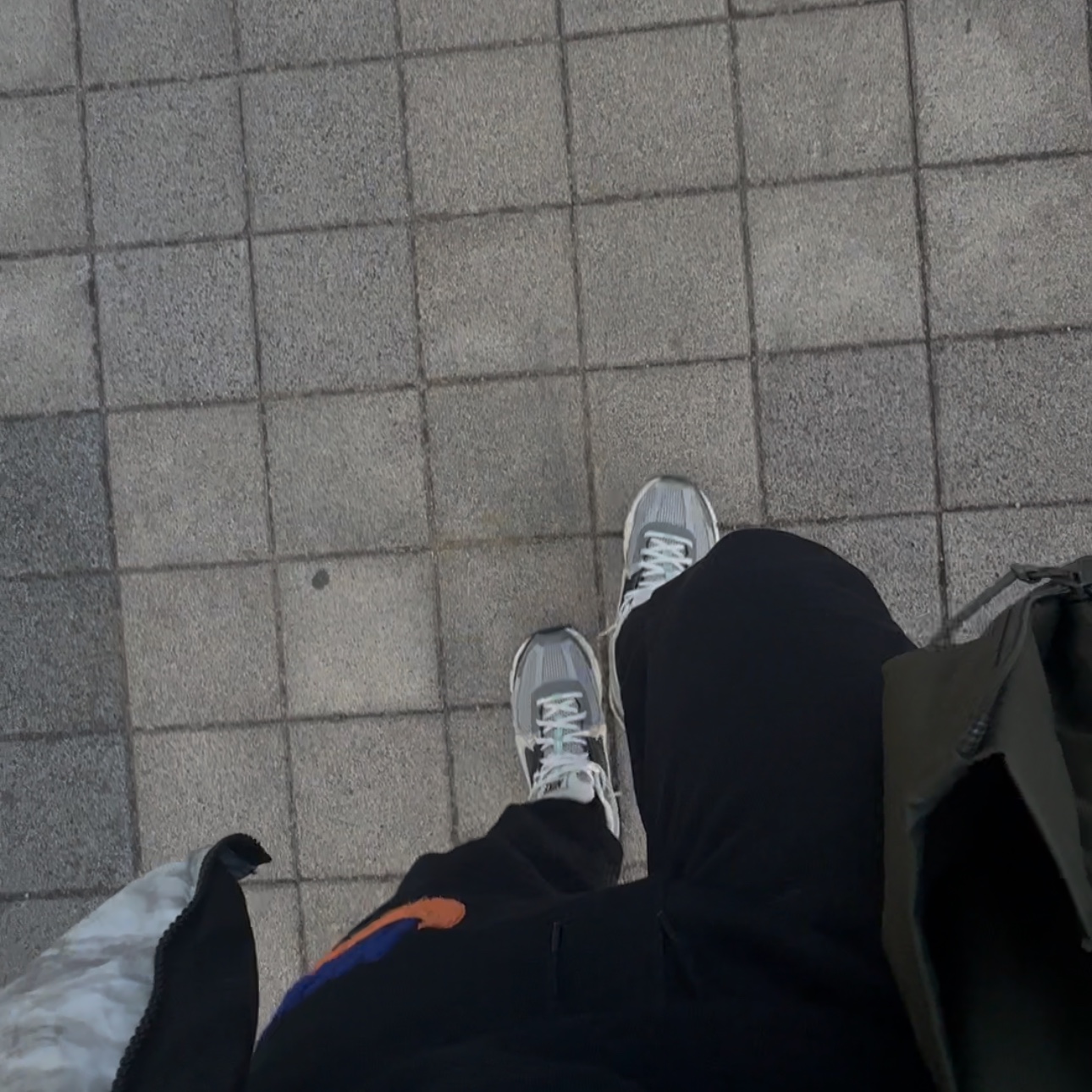 (W) Nike Zoom Vomero 5 Cobblestone and Flat Pewter 착용 스타일