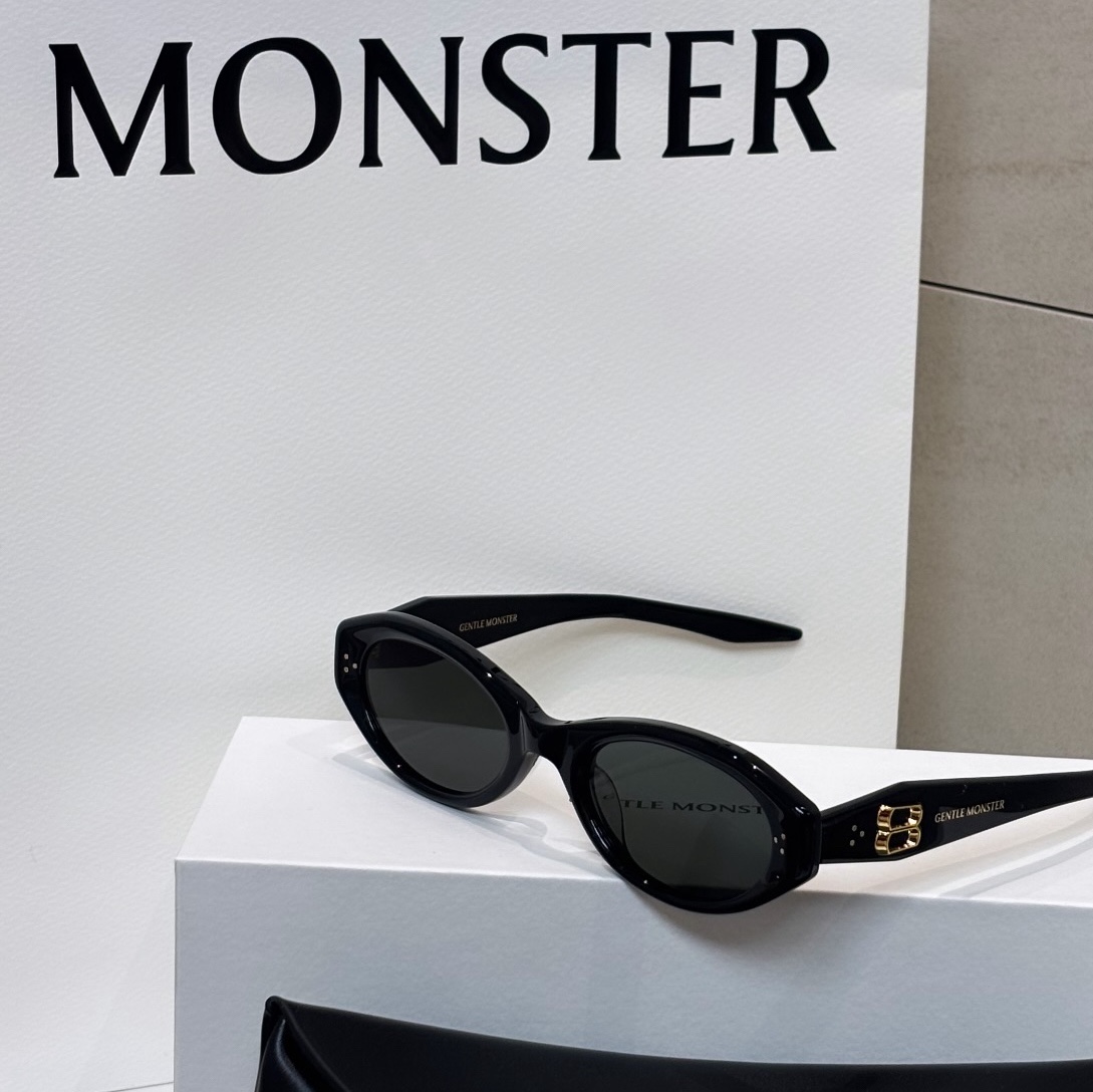 Ader Error Sig; TRS/BL Tag Cardigan 02 Charcoal, Gentle Monster Vamp 01 Black Gray 착용 스타일 - 3