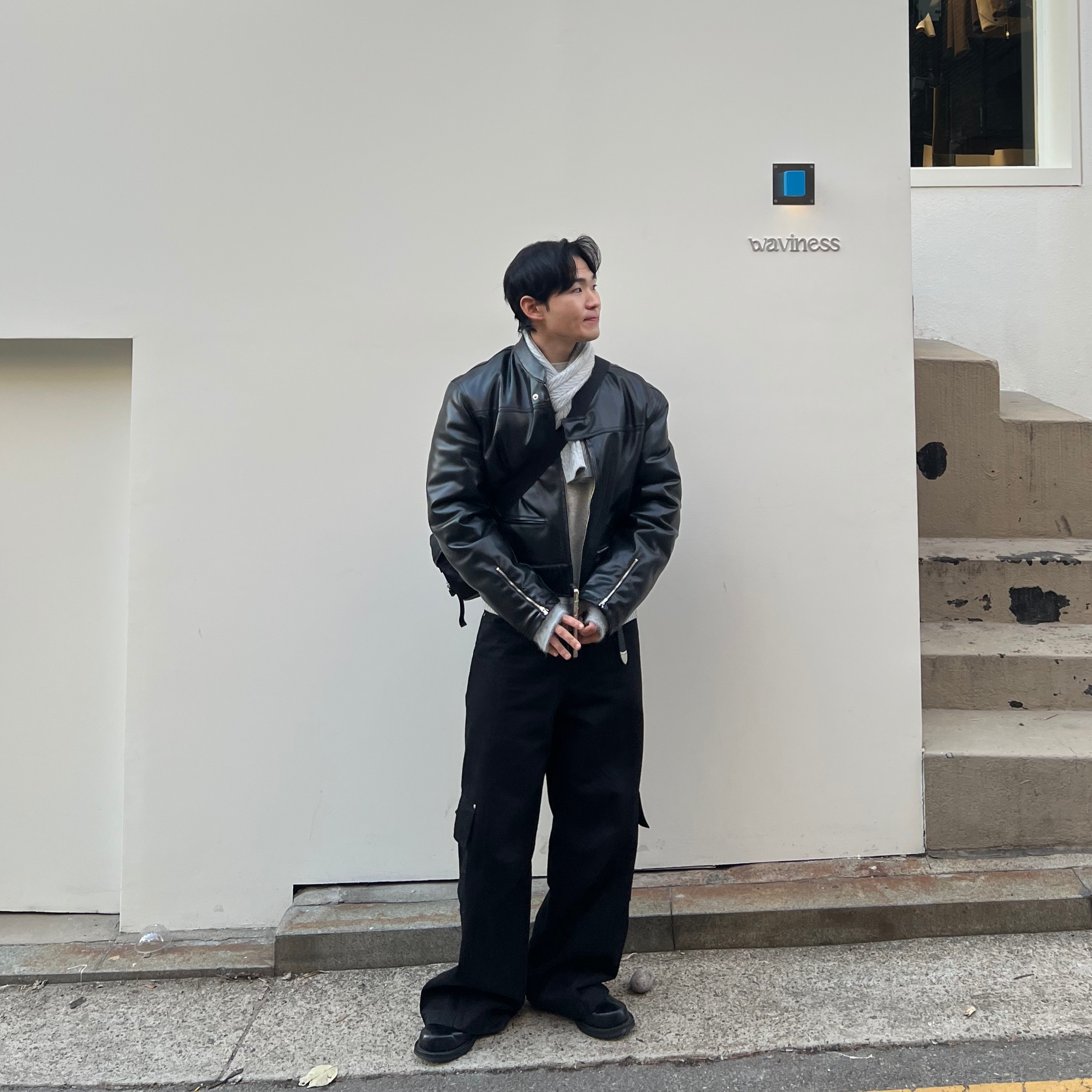 Prada Re-Nylon and Saffiano Leather Shoulder Bag Black, DIVEIN Vern Cargo Denim Pants One Wash Indigo 착용 스타일 - 1
