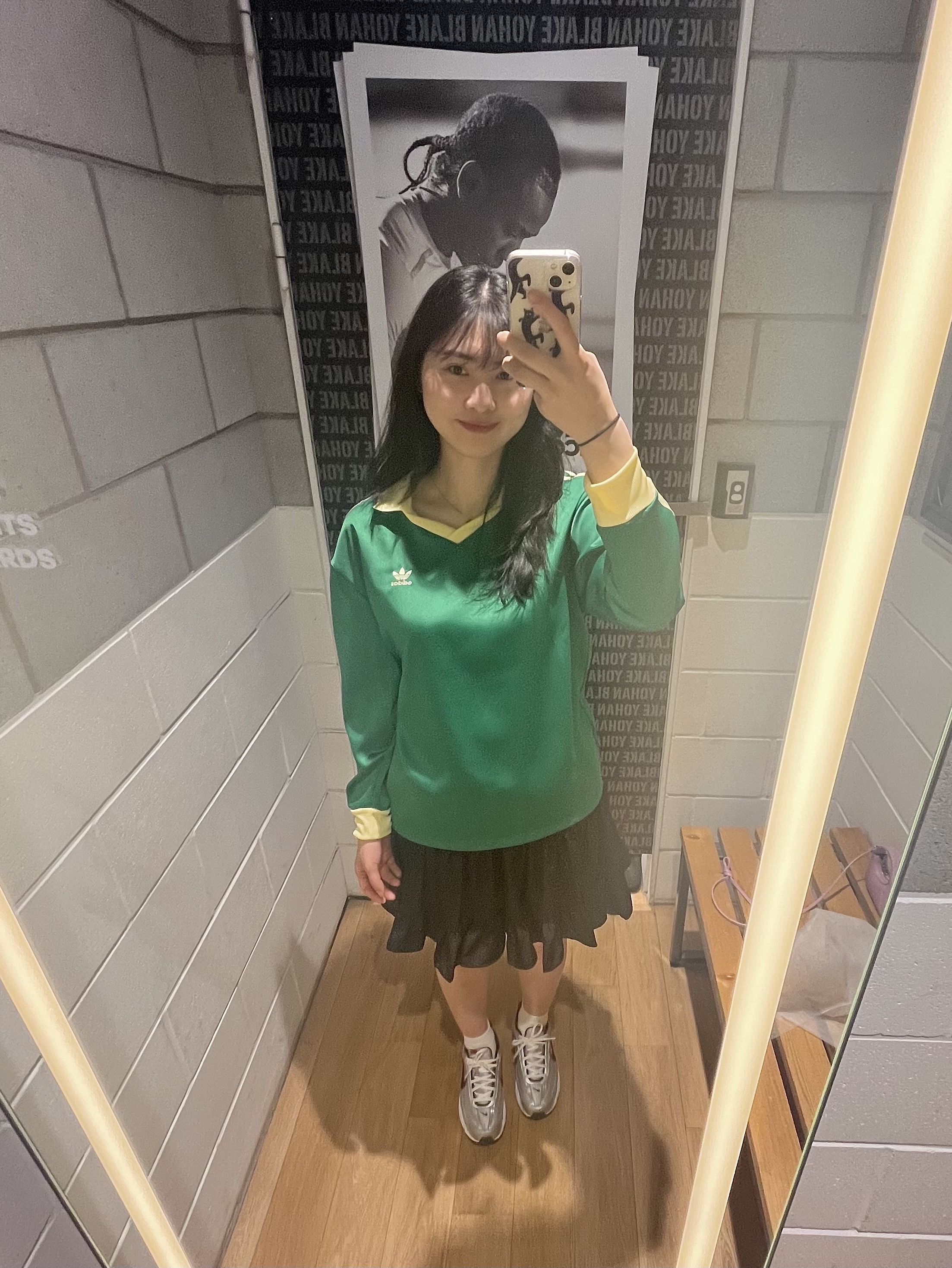 Nike Initiator Metallic Silver Black, (W) Adidas 3-Stripes Satin Long Sleeve T-Shirt Green - KR Sizing 착용 스타일