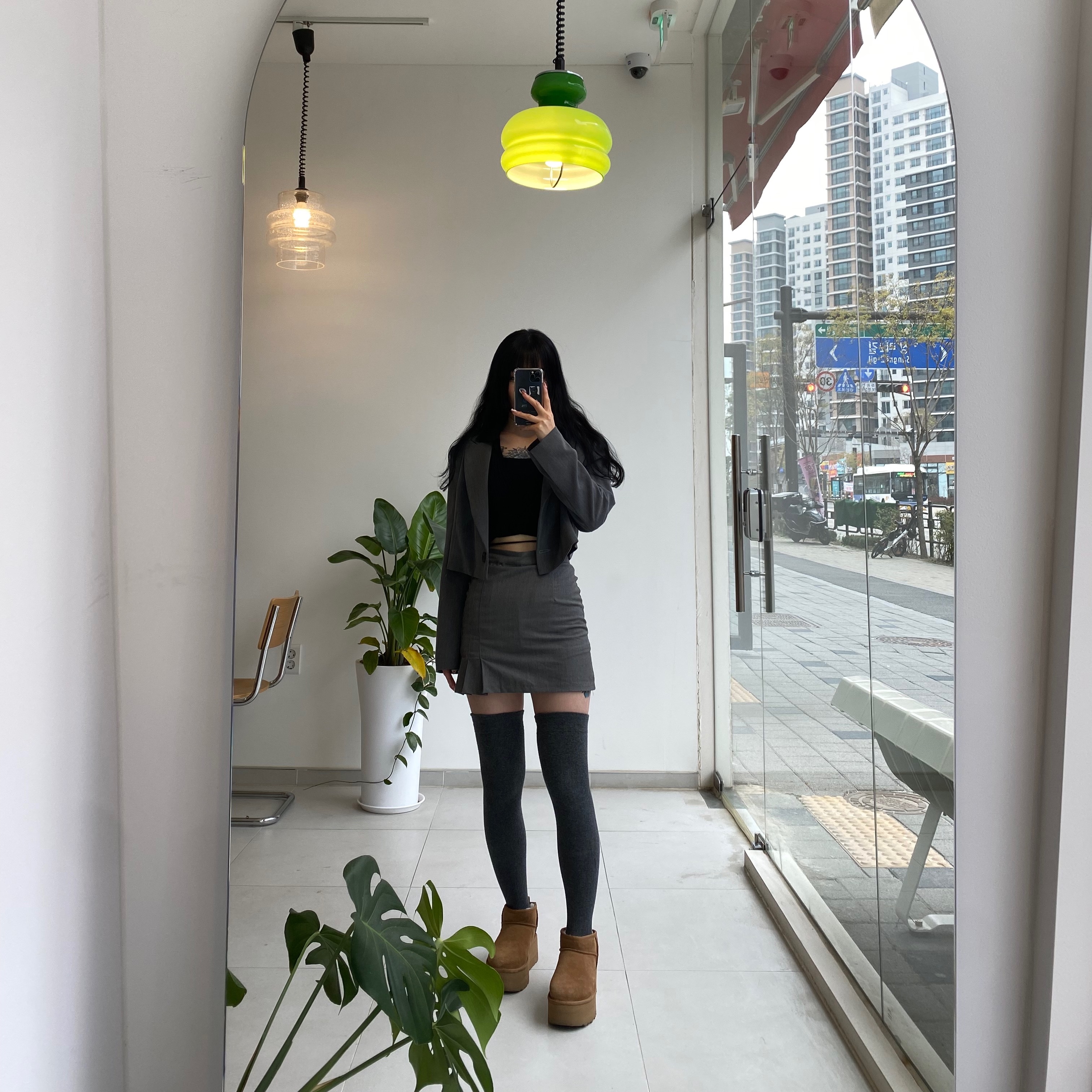 (W) UGG Classic Ultra Mini Platform Boots Chestnut 착용 스타일 - 2