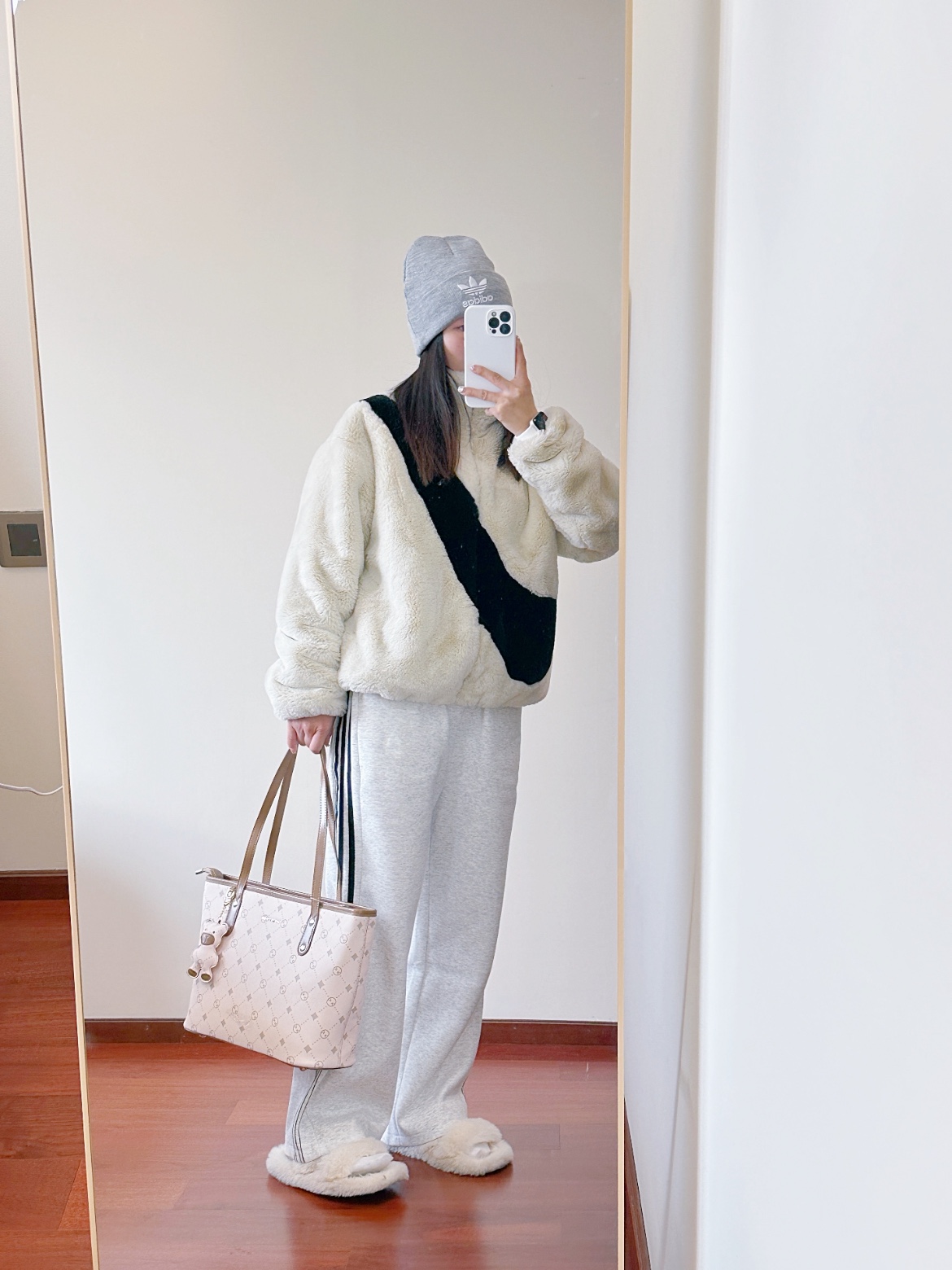 (W) Nike NSW Faux Fur Jacket Fossil - Asia 착용 스타일 - 2