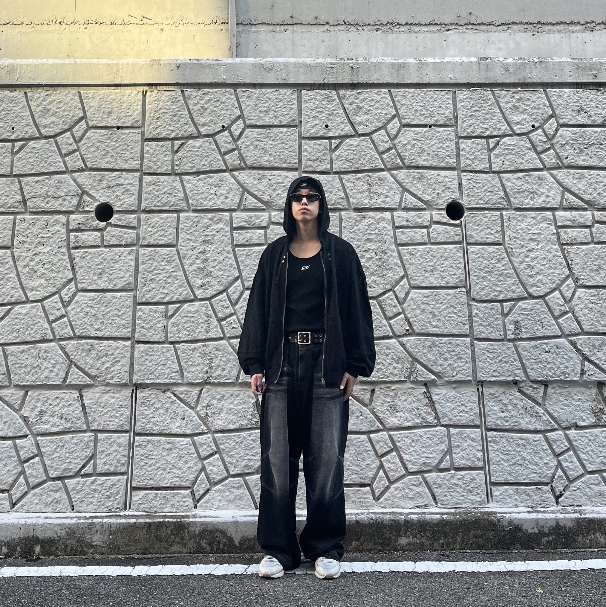 BLR Embossed Wave Washing Wide Denim Pants Black 착용 스타일