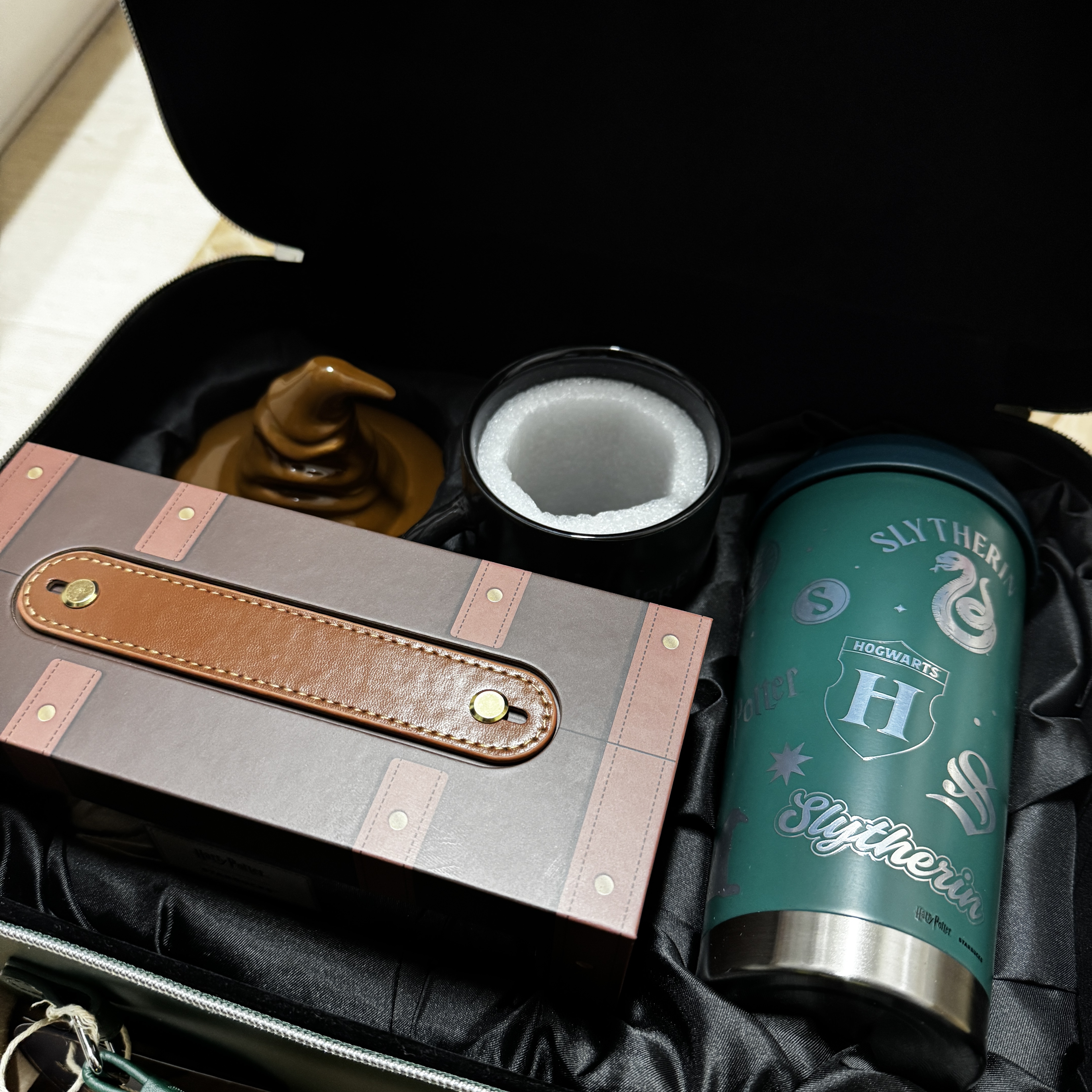 Starbucks x Harry Potter Limited Edition Slytherin (Set of 5), Starbucks x Harry Potter SS Slytherin Elma Tumbler 473ml 착용 스타일 - 3