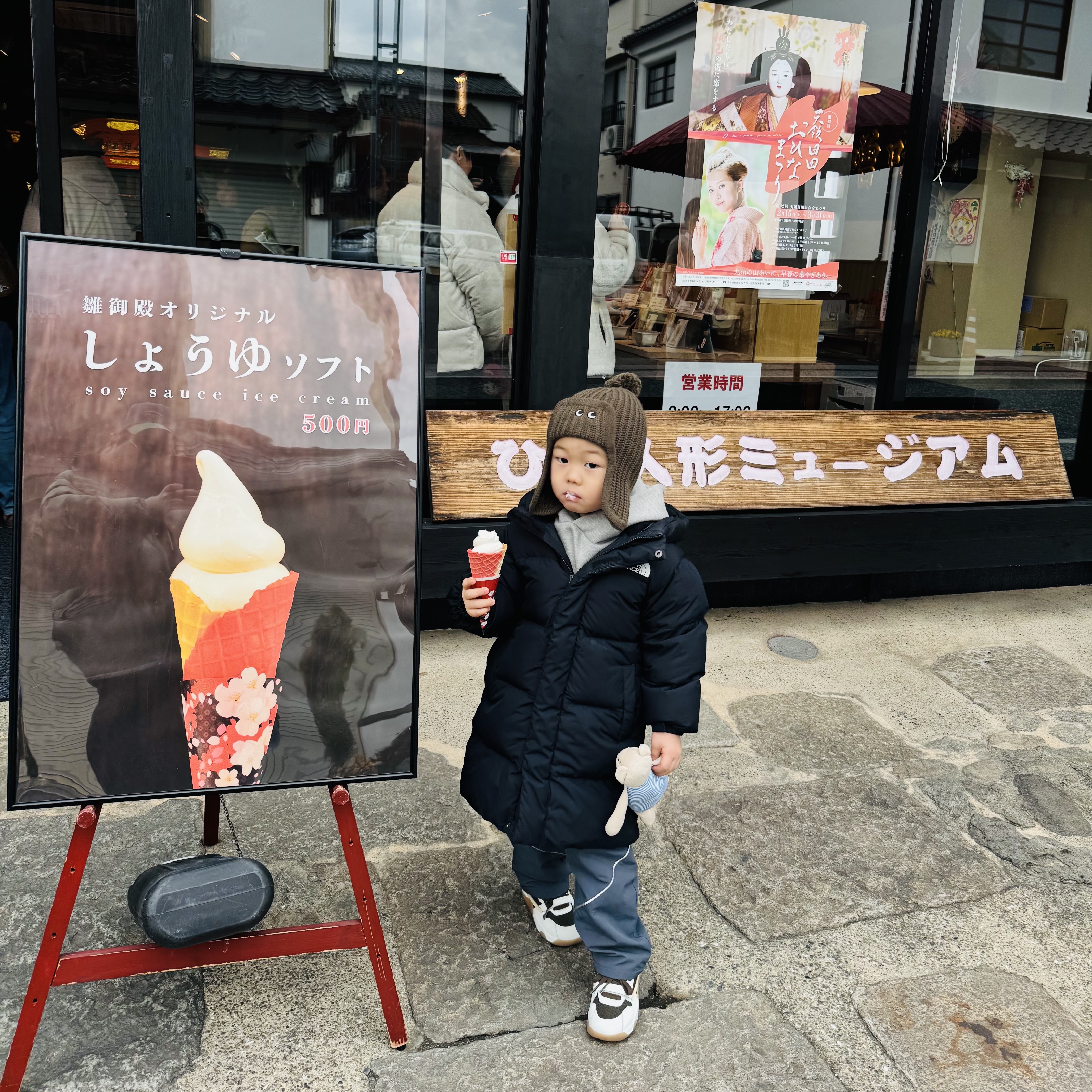 Uniqlo x Anya Hindmarch Beanie Olive, Essentials Fleece State Hoodie Dark Heather - 24FW 착용 스타일 - 6