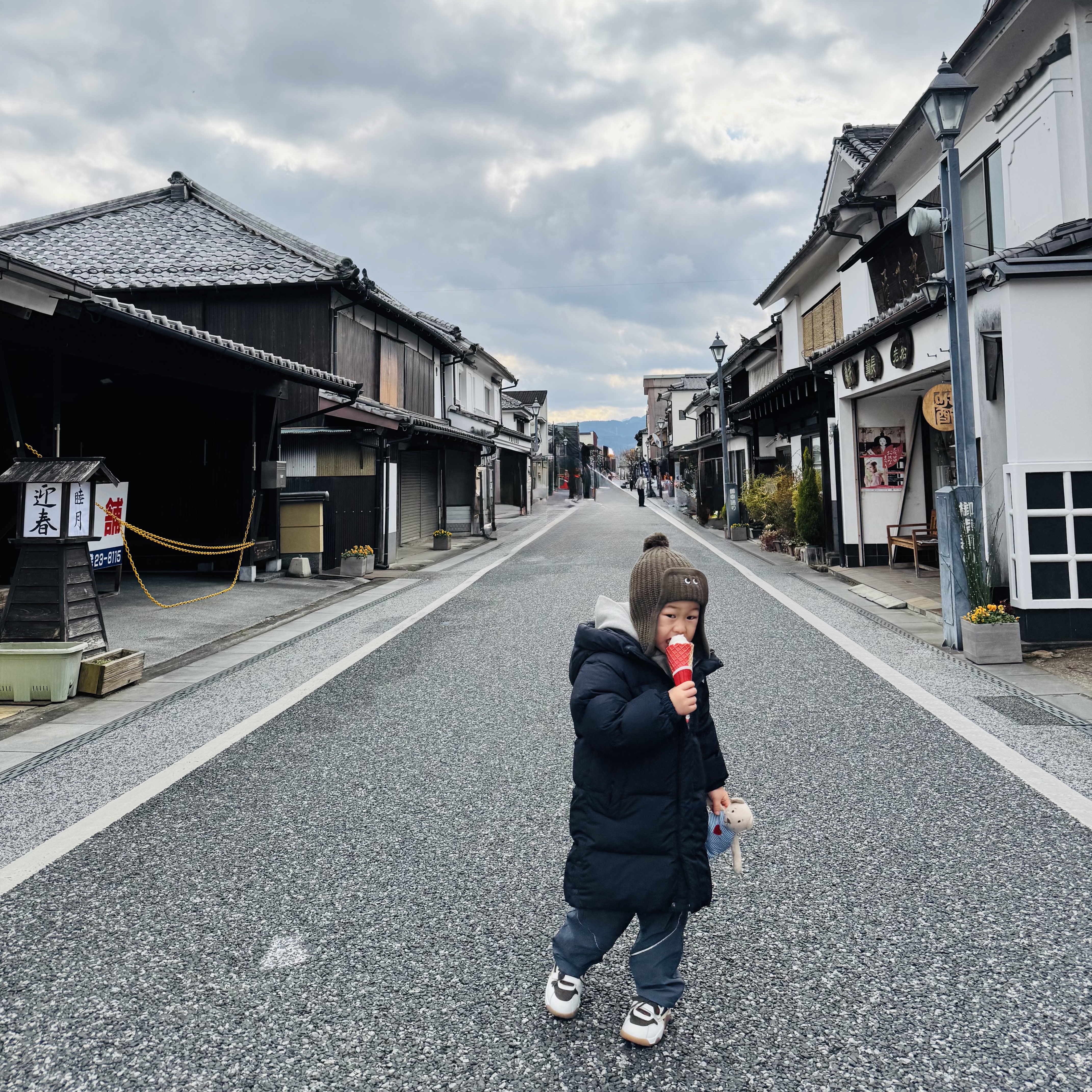 Uniqlo x Anya Hindmarch Beanie Olive, Essentials Fleece State Hoodie Dark Heather - 24FW 착용 스타일 - 2