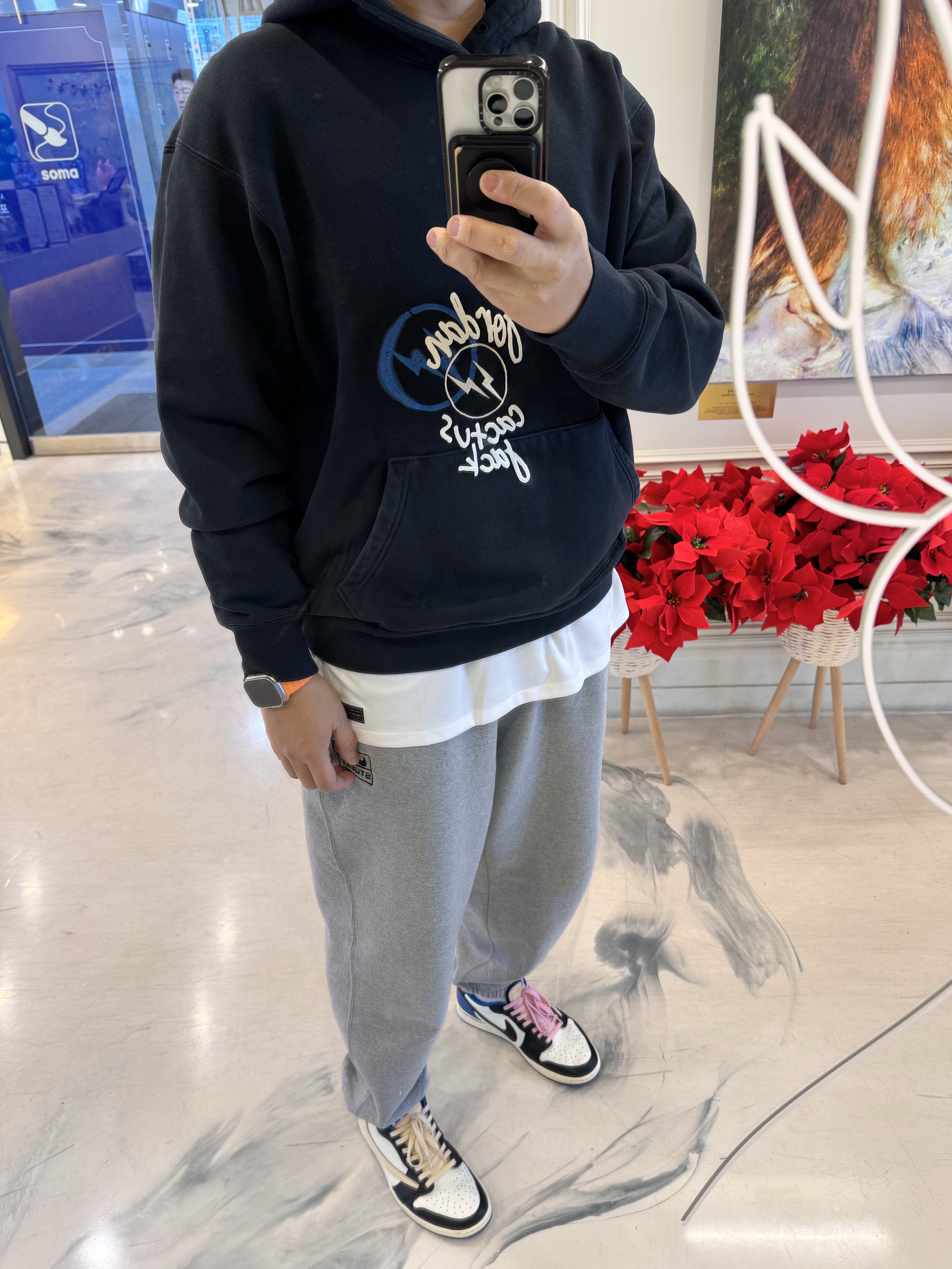 Jordan 1 x Travis Scott x Fragment Retro Low OG SP Military Blue, Jordan x Travis Scott x Fragment Hoodie Black (DJ0615-010) 착용 스타일 - 2