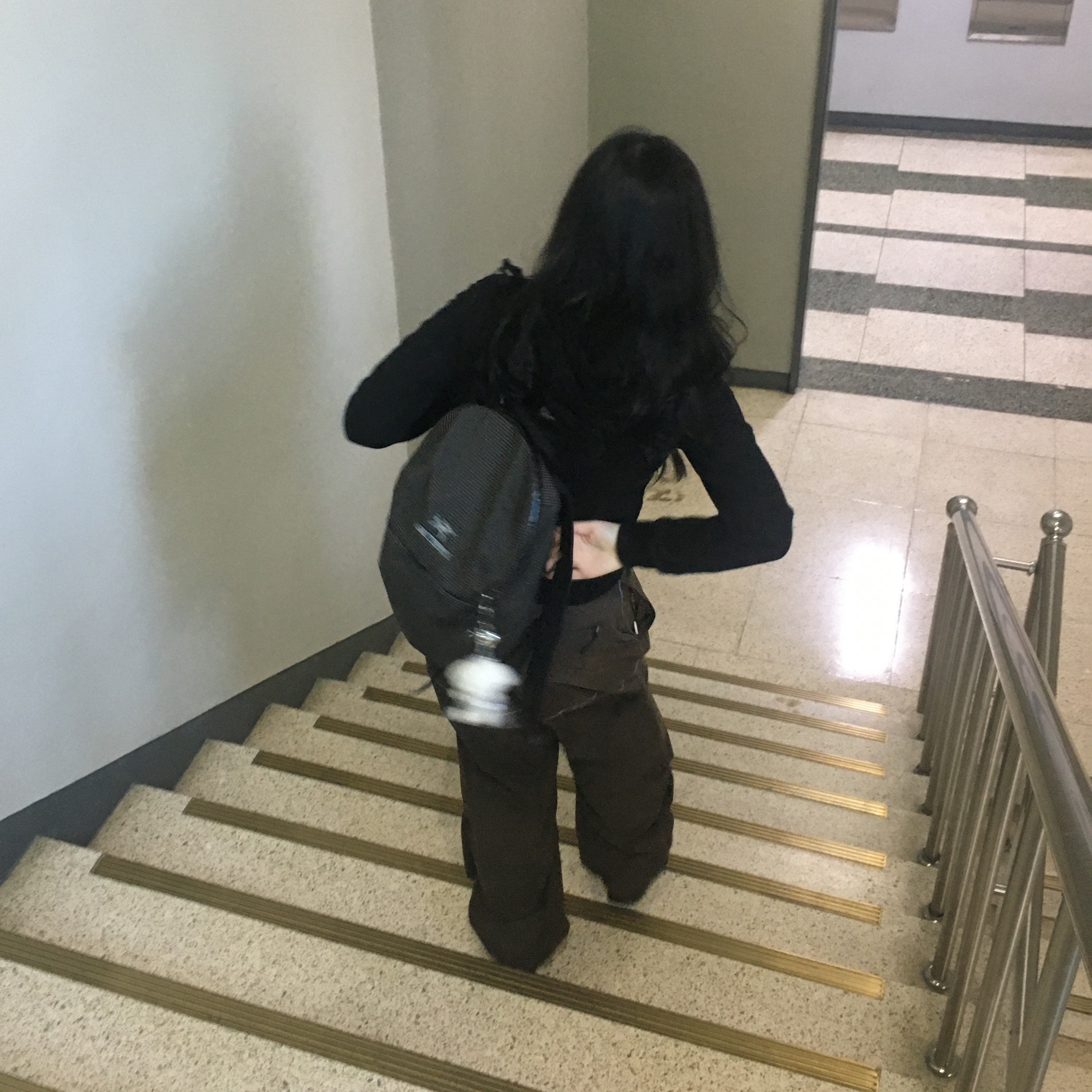 Arc'teryx Konseal 15 Backpack Black, [KREAM 단독] Safarispot Women 1/2 Basic Safari Hoodie Black 착용 스타일 - 1